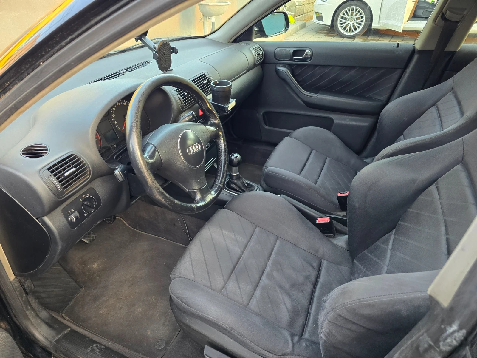 Audi A3 1.6i, снимка 3 - Автомобили и джипове - 55678456