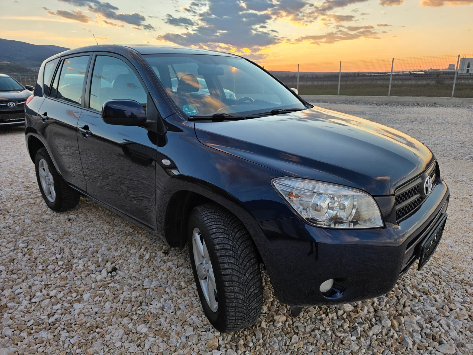 Toyota Rav4 2.0i 4x4 Navi Климатроник Парктроник HandsFree, снимка 3 - Автомобили и джипове - 54196839