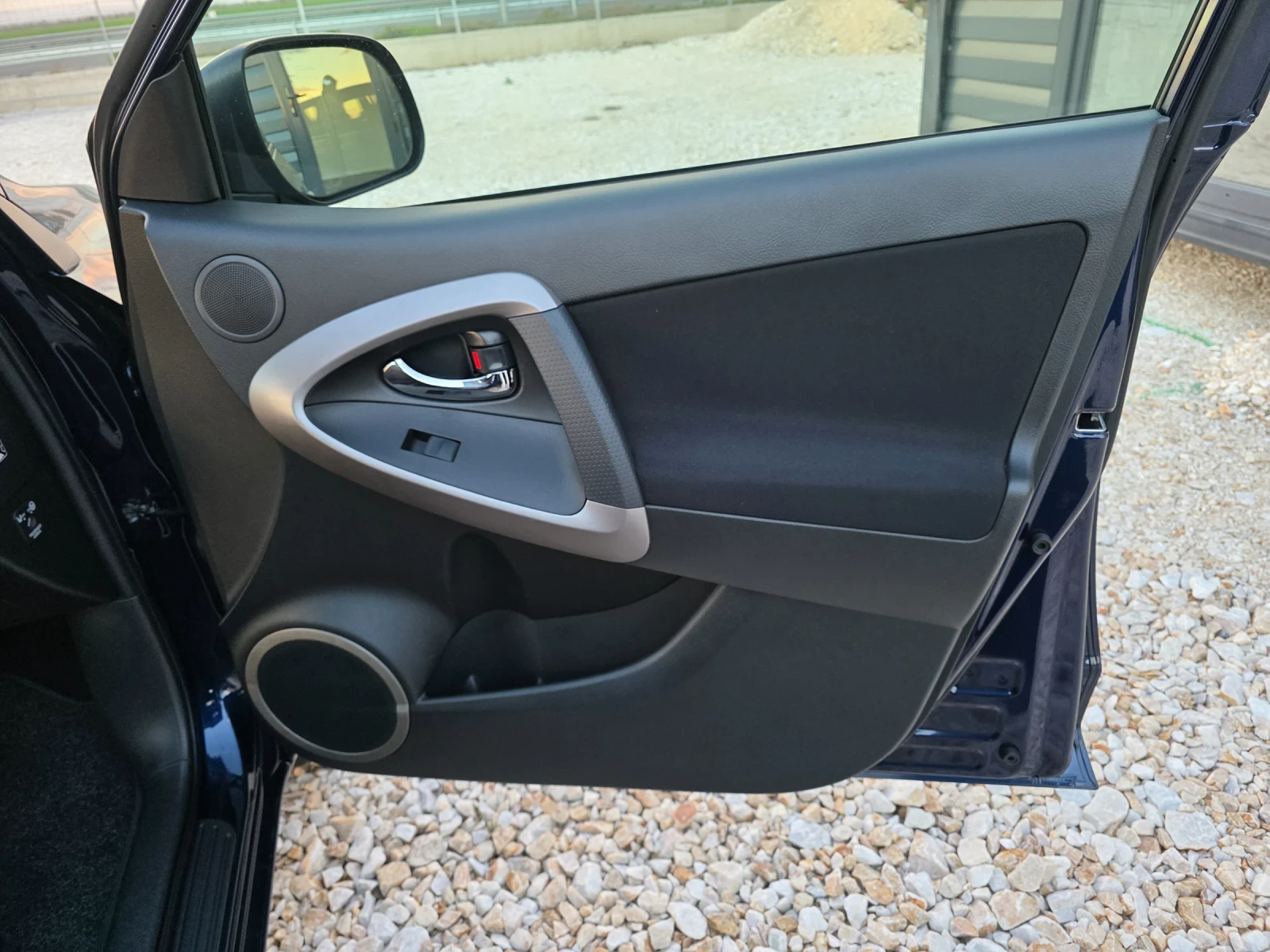 Toyota Rav4 2.0i 4x4 Navi Климатроник Парктроник HandsFree, снимка 7 - Автомобили и джипове - 54196839