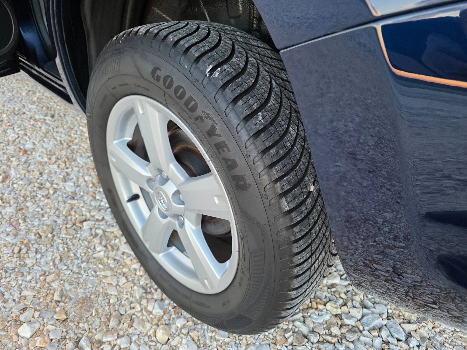 Toyota Rav4 2.0i 4x4 Navi Климатроник Парктроник HandsFree, снимка 16 - Автомобили и джипове - 54196839