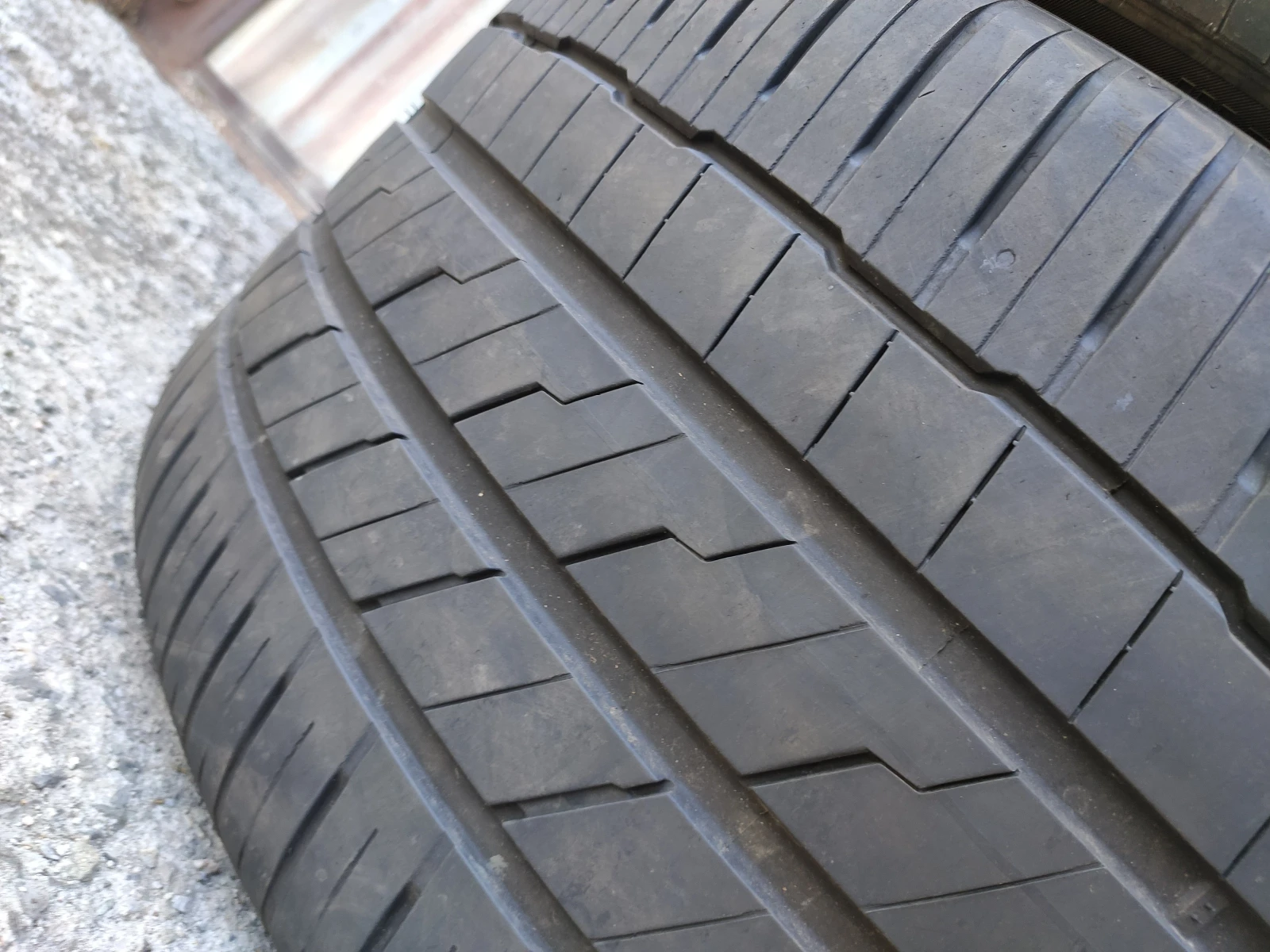 Гуми Летни 315/35R21, снимка 2 - Гуми и джанти - 54985877