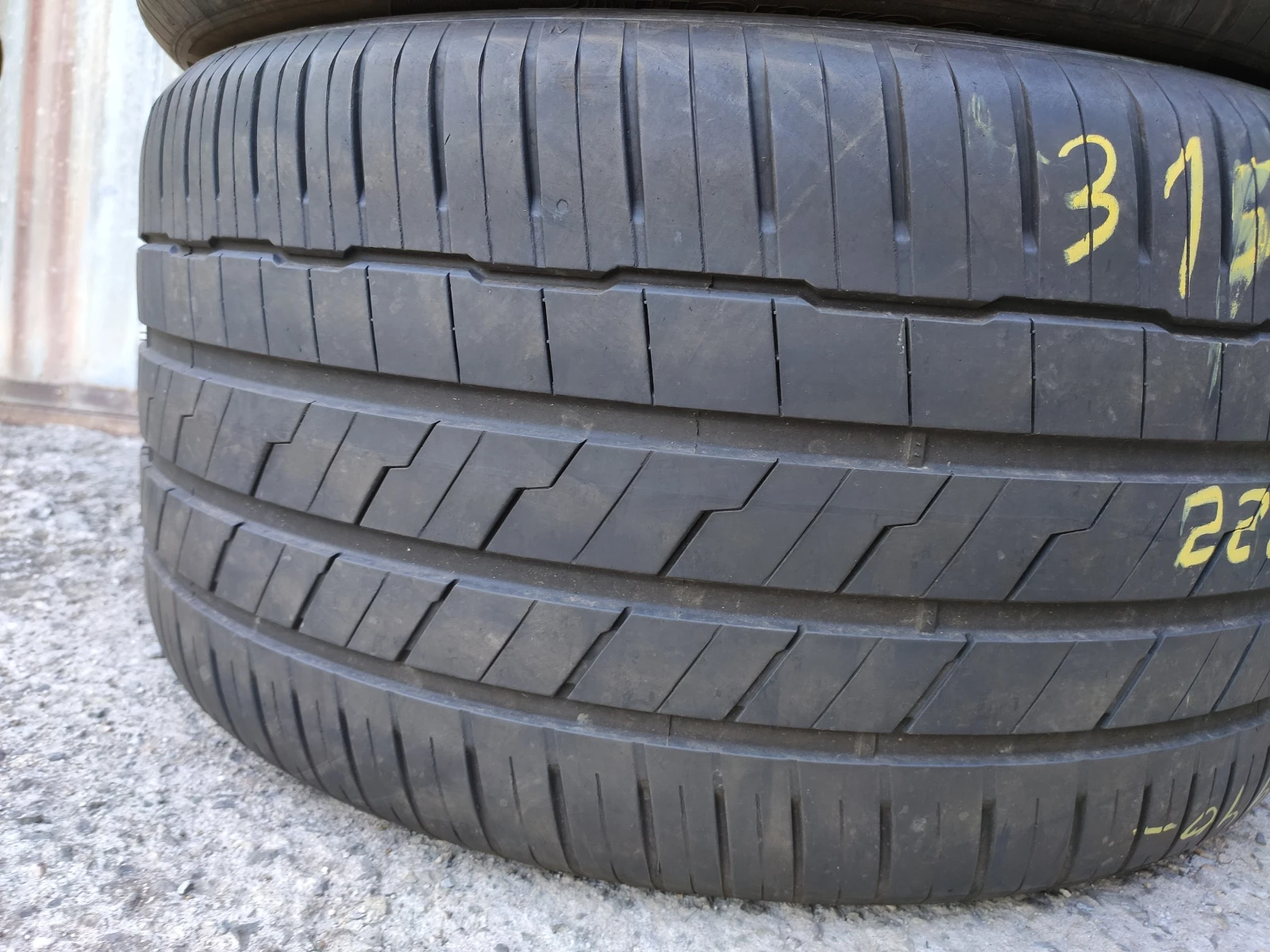 Гуми Летни 315/35R21, снимка 4 - Гуми и джанти - 54985877