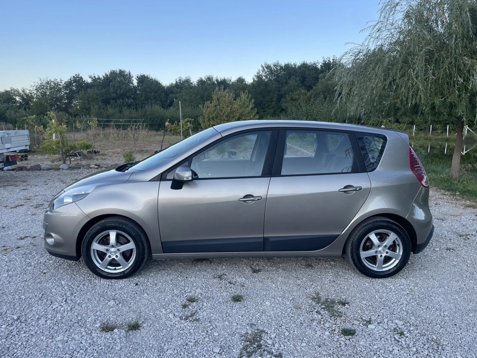 Renault Scenic 1.5DCI , снимка 4 - Автомобили и джипове - 56251742