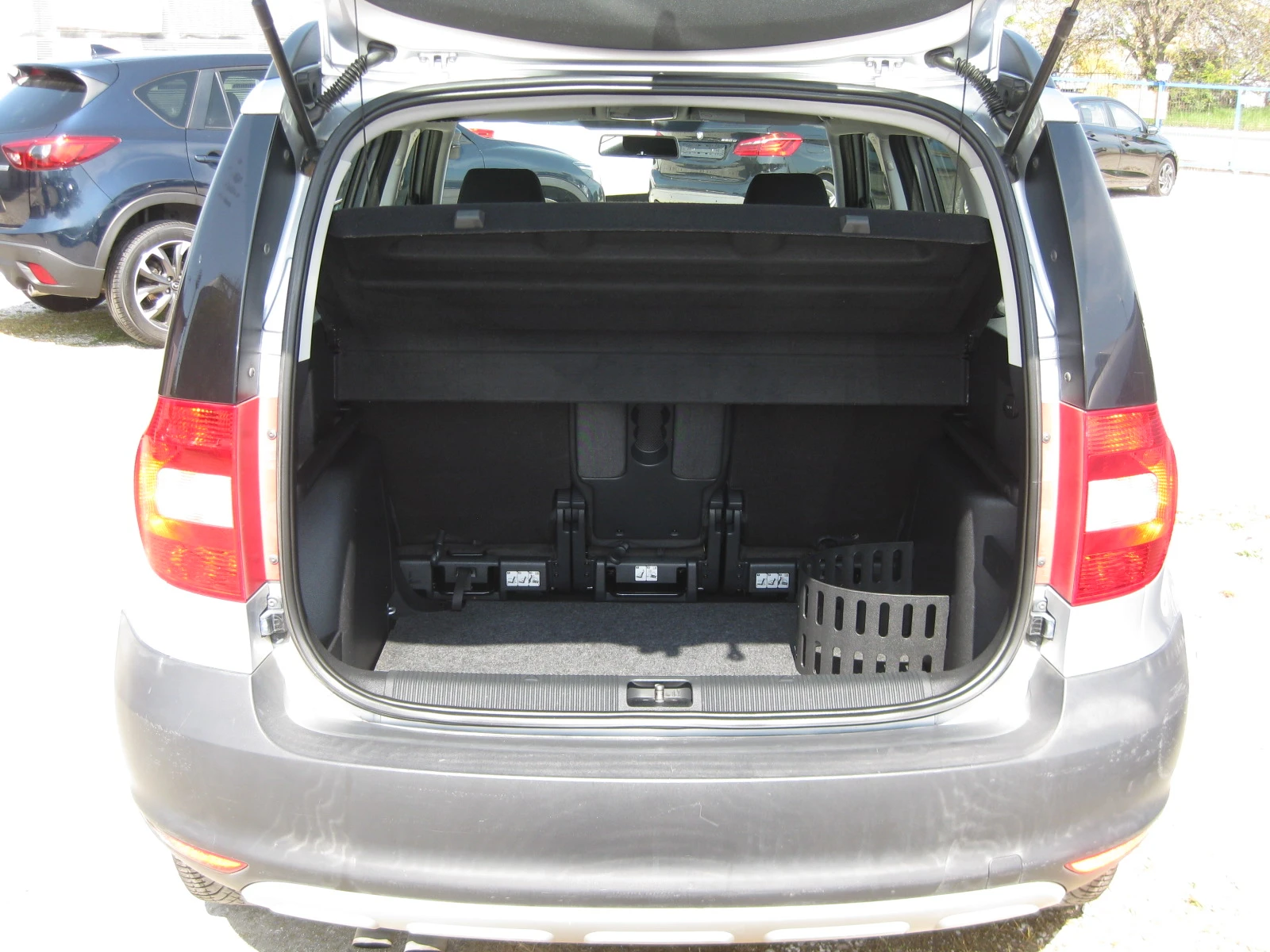 Skoda Yeti 1, 6 TDI, снимка 15 - Автомобили и джипове - 54599058