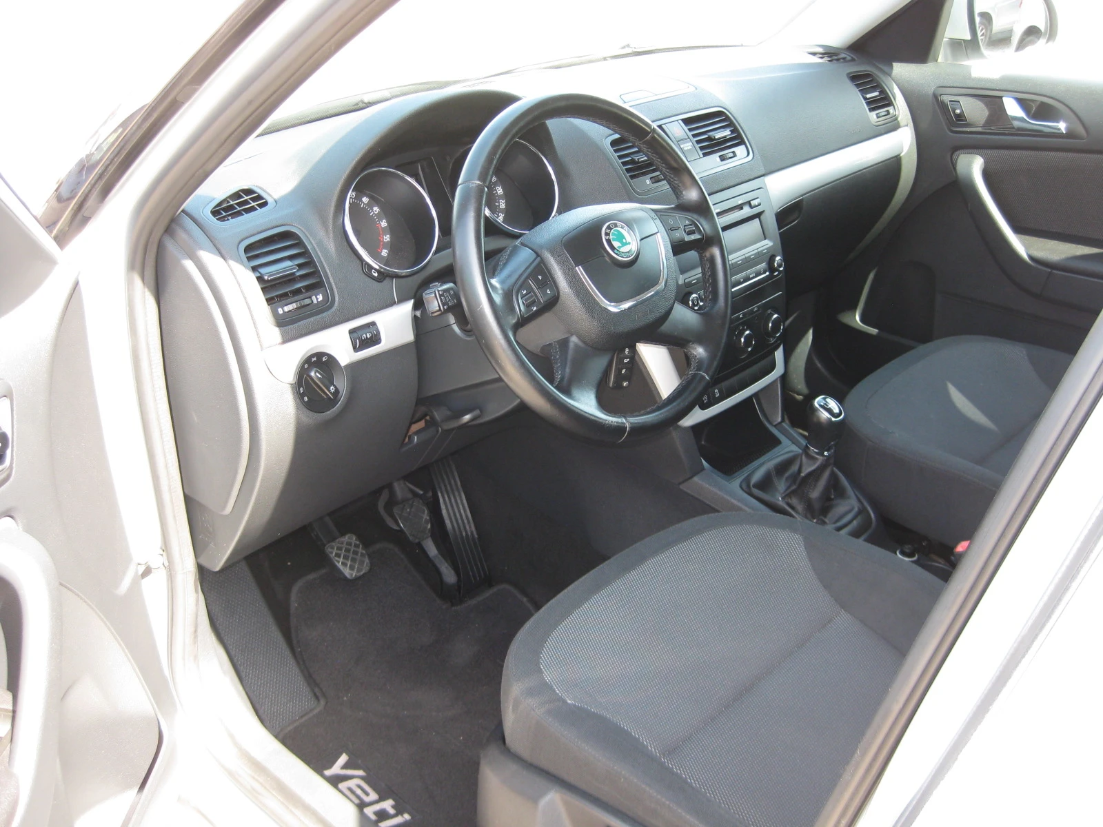 Skoda Yeti 1, 6 TDI, снимка 9 - Автомобили и джипове - 54599058