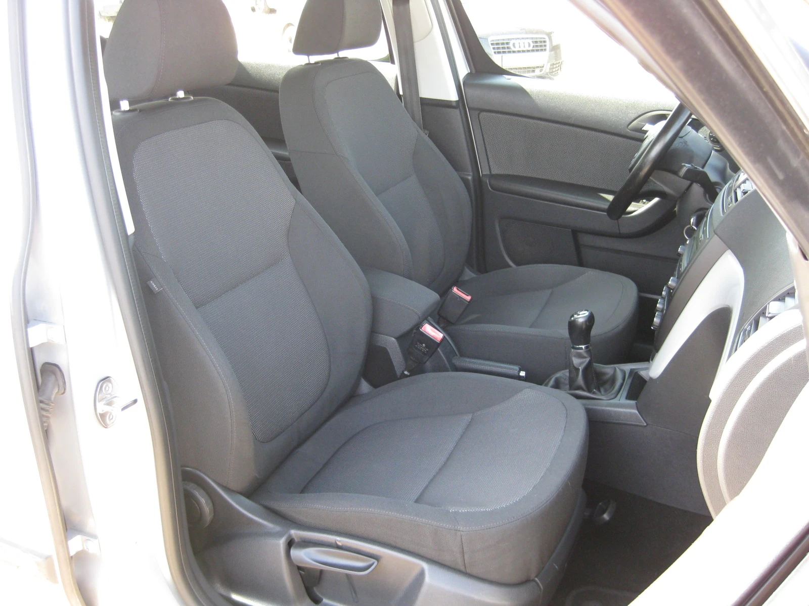 Skoda Yeti 1, 6 TDI, снимка 13 - Автомобили и джипове - 54599058