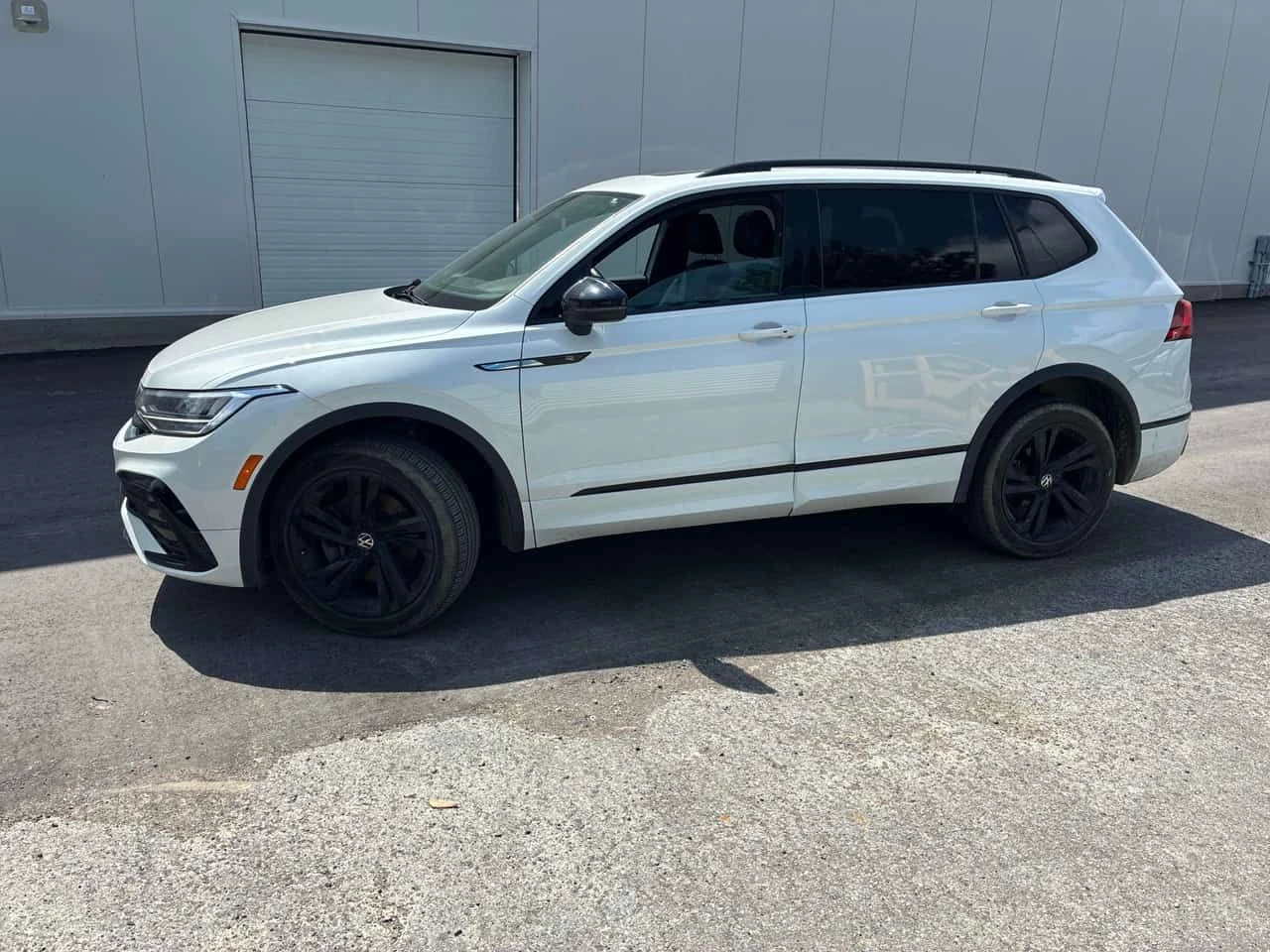 VW Tiguan Comfortline R Line Black Edition/ПАНОРАМА, снимка 3 - Автомобили и джипове - 54620562