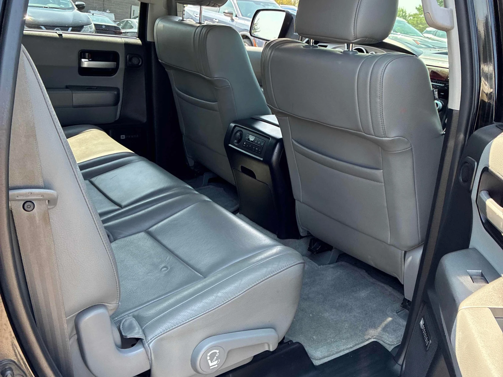 Toyota Sequoia * Limited * АВТОКРЕДИТ БЕЗ ПЪРВОНАЧАЛНА ВНОСКА* , снимка 13 - Автомобили и джипове - 55830918