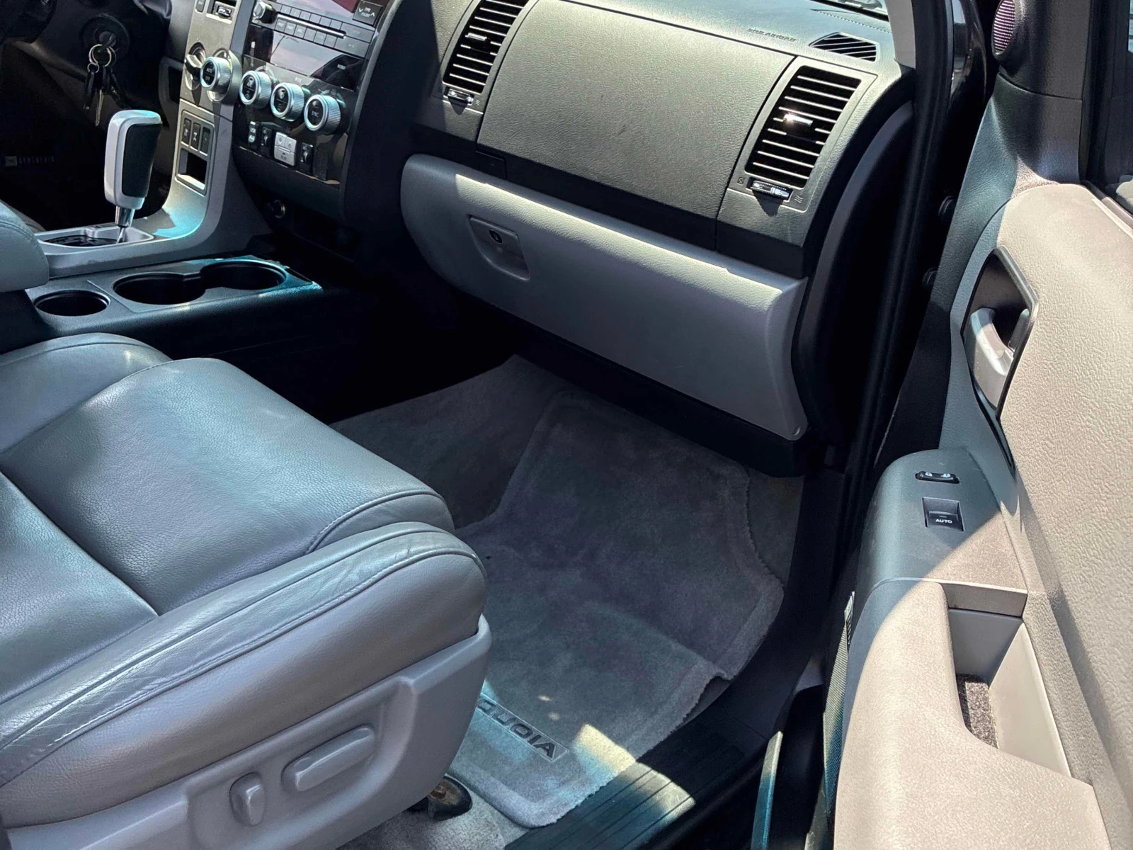 Toyota Sequoia * Limited * АВТОКРЕДИТ БЕЗ ПЪРВОНАЧАЛНА ВНОСКА* , снимка 15 - Автомобили и джипове - 55830918