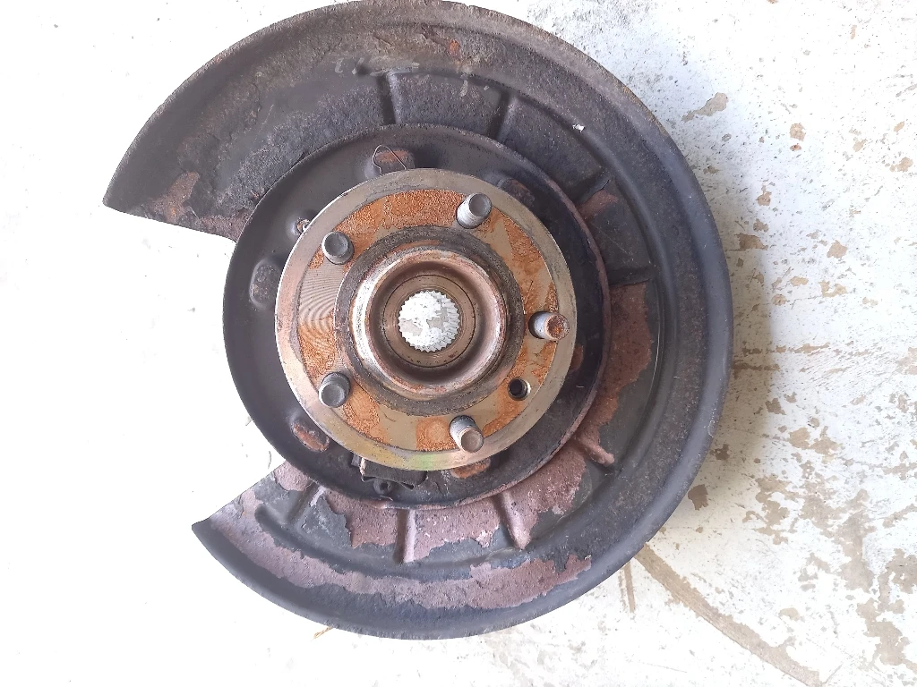 Шенкел главина заден ляв Ланд Ровър Дискавъри 3 2.7д 