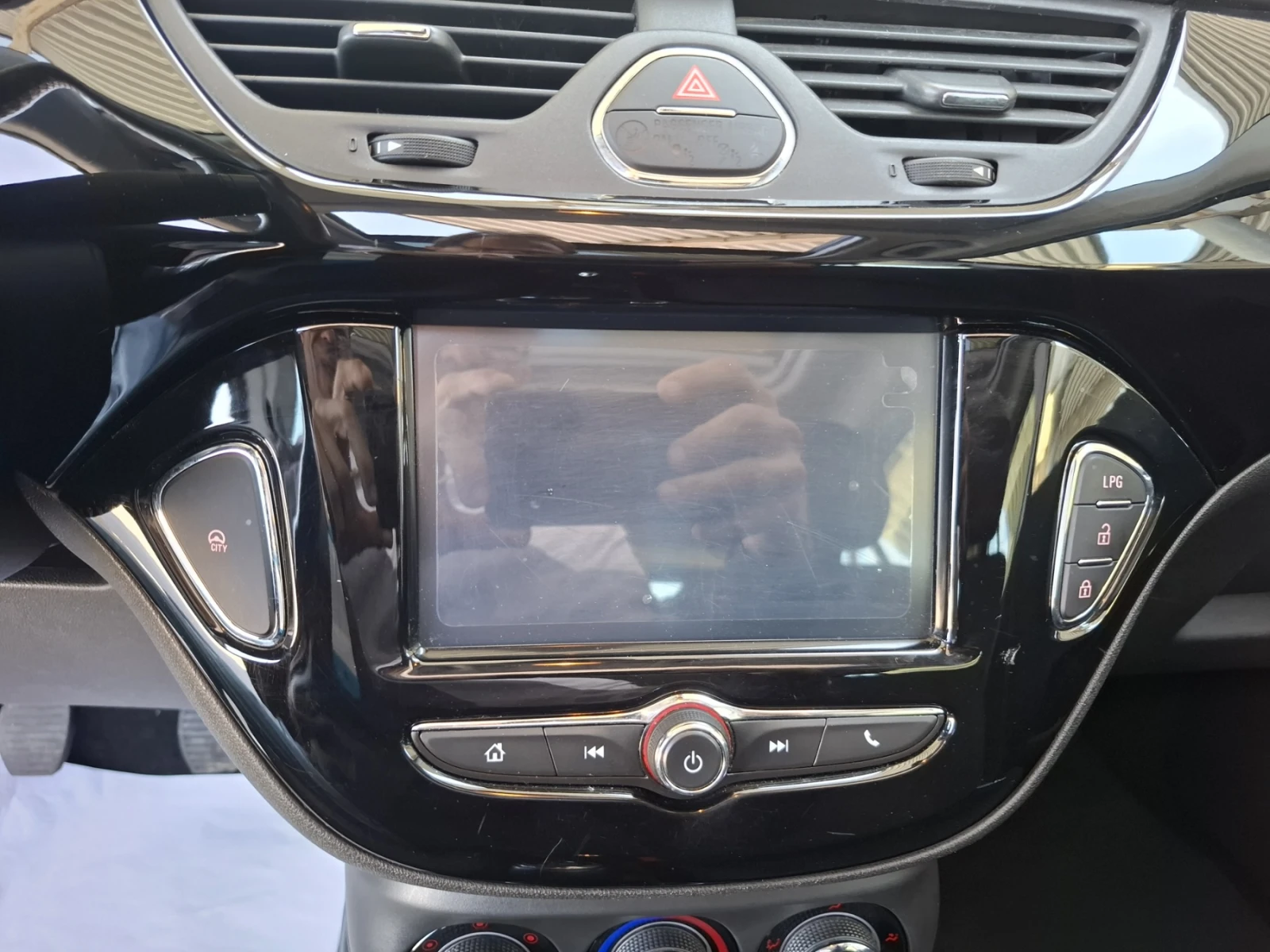 Opel Corsa 1.4 * PANORAMA* LPG* NAVI* EURO6, снимка 12 - Автомобили и джипове - 54334633