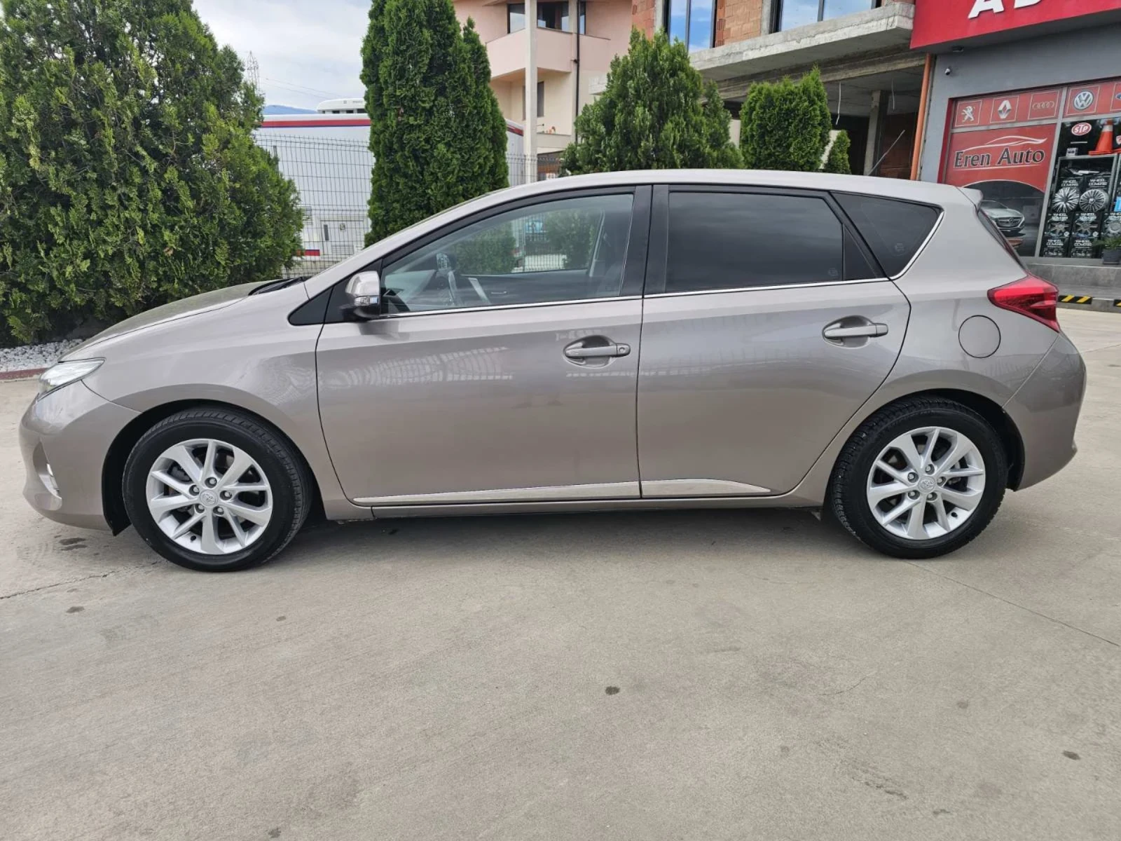 Toyota Auris 2.0 D-4D/ 124 к.с./ УНИКАЛНА, снимка 3 - Автомобили и джипове - 54567006
