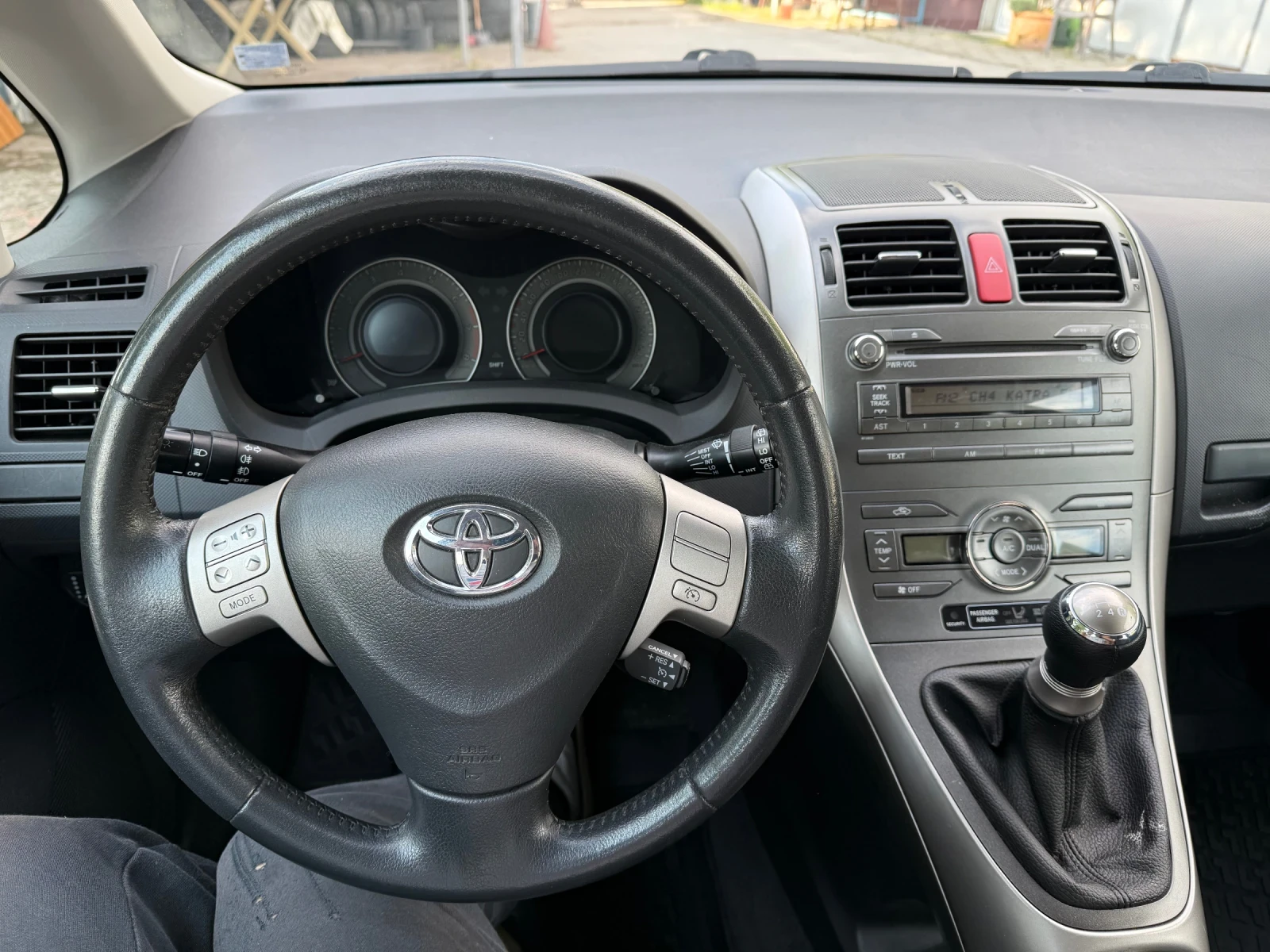 Toyota Auris 1.6 LPG, снимка 10 - Автомобили и джипове - 54625383