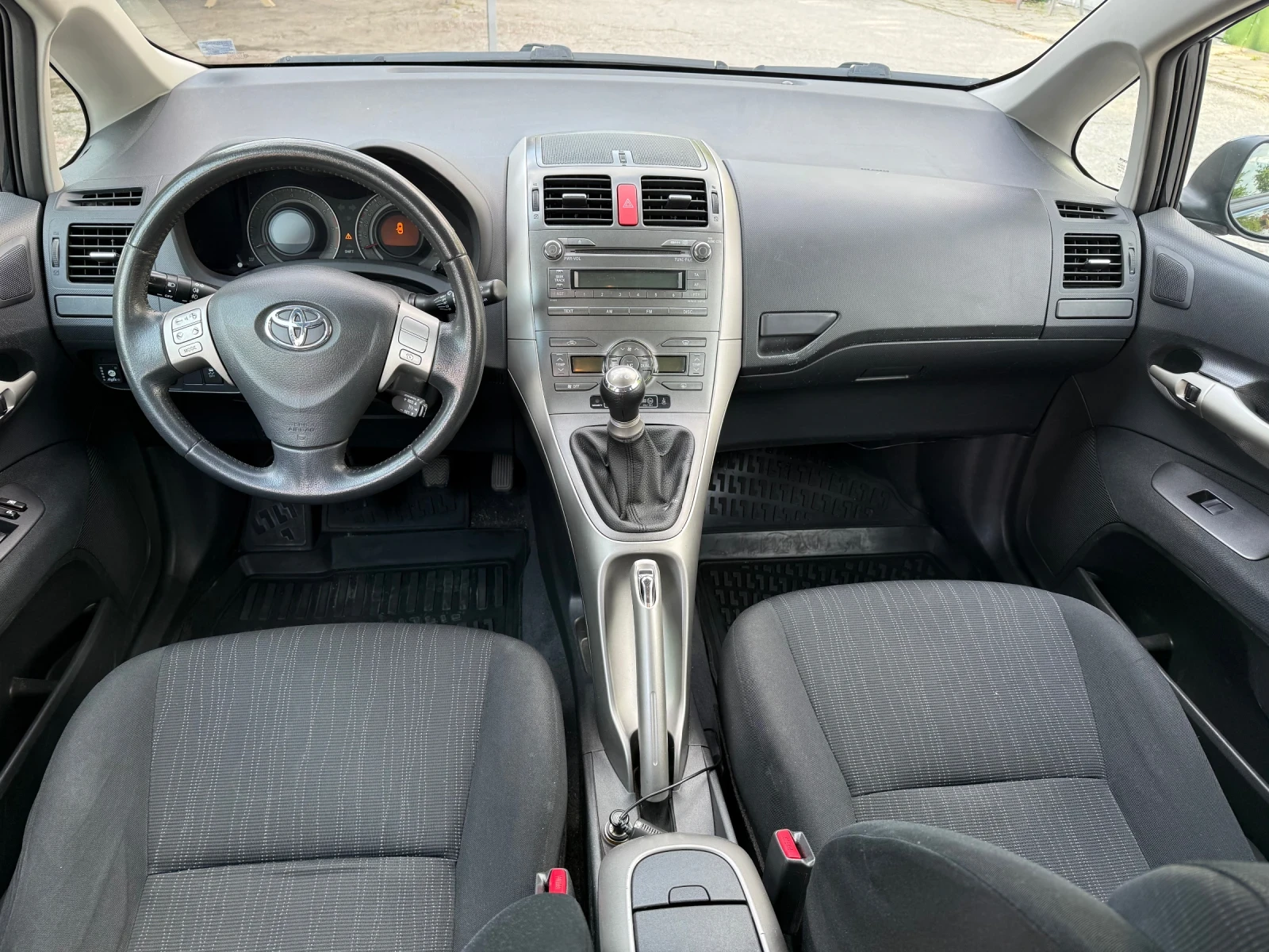 Toyota Auris 1.6 LPG, снимка 7 - Автомобили и джипове - 54625383