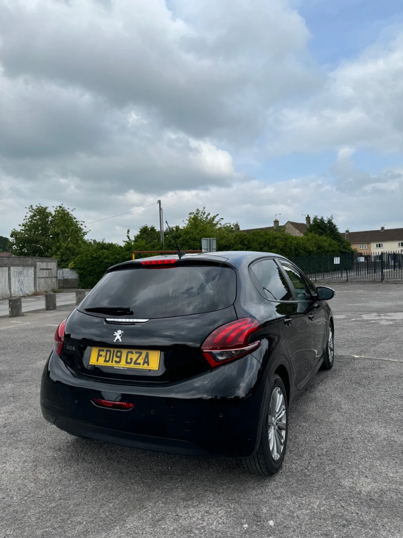 Peugeot 208, снимка 4 - Автомобили и джипове - 52529543