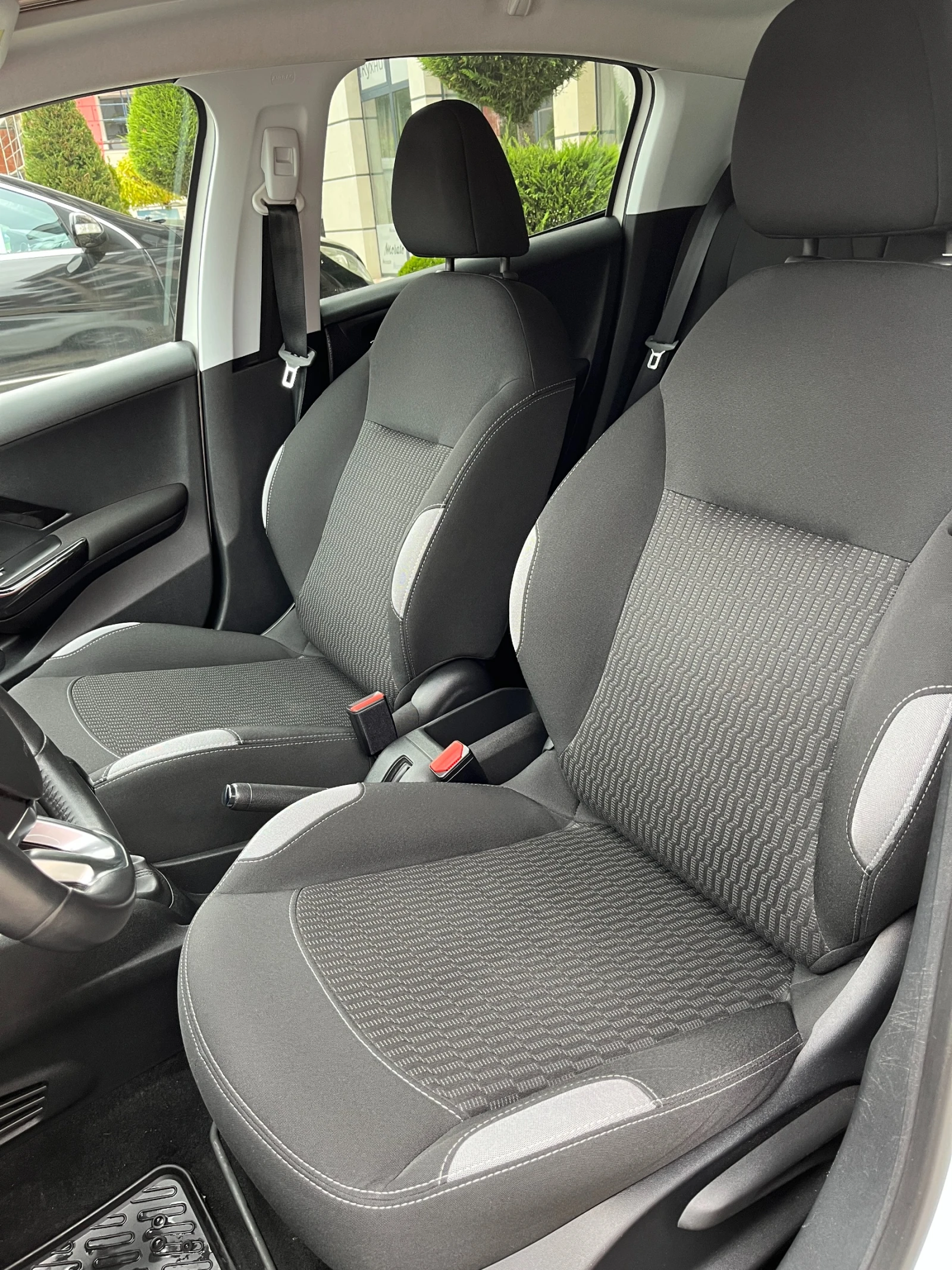 Peugeot 208 1.6 HDI Панорама - изображение 8