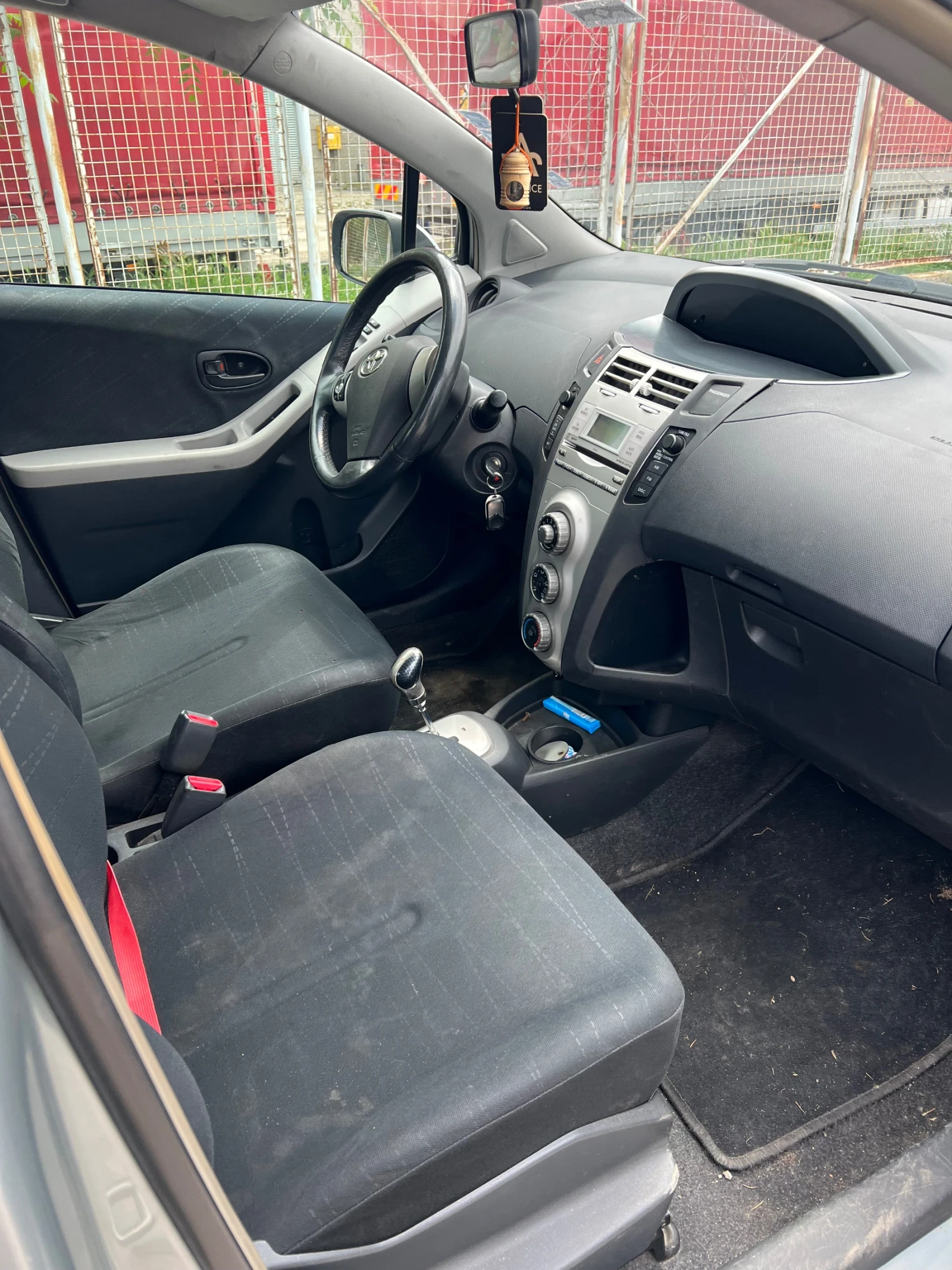 Toyota Yaris 1.4 D4D 90 кс автомат + зимни гуми, снимка 6 - Автомобили и джипове - 54737217