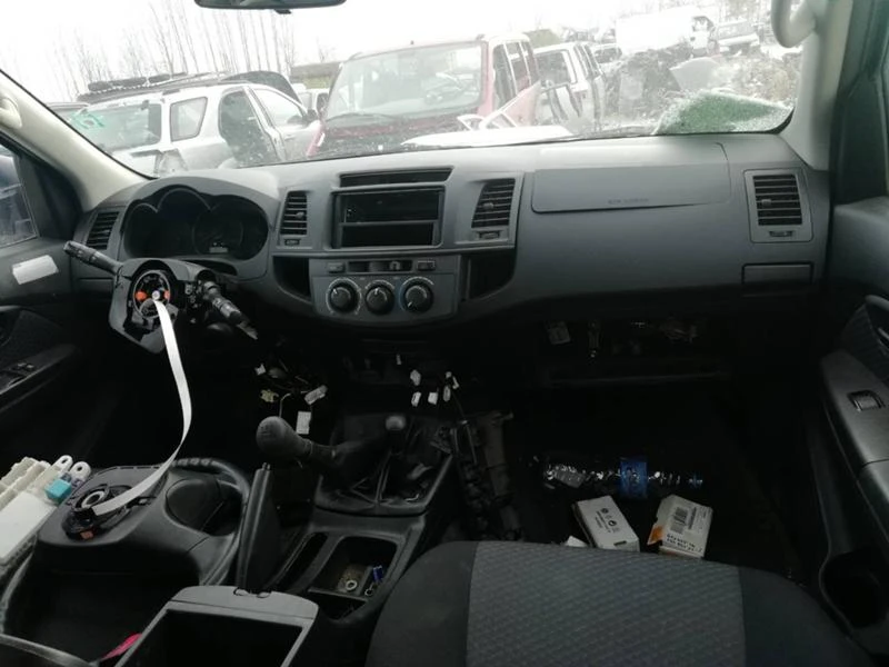 Toyota Hilux 2.5 D-4D, снимка 7 - Автомобили и джипове - 46560718