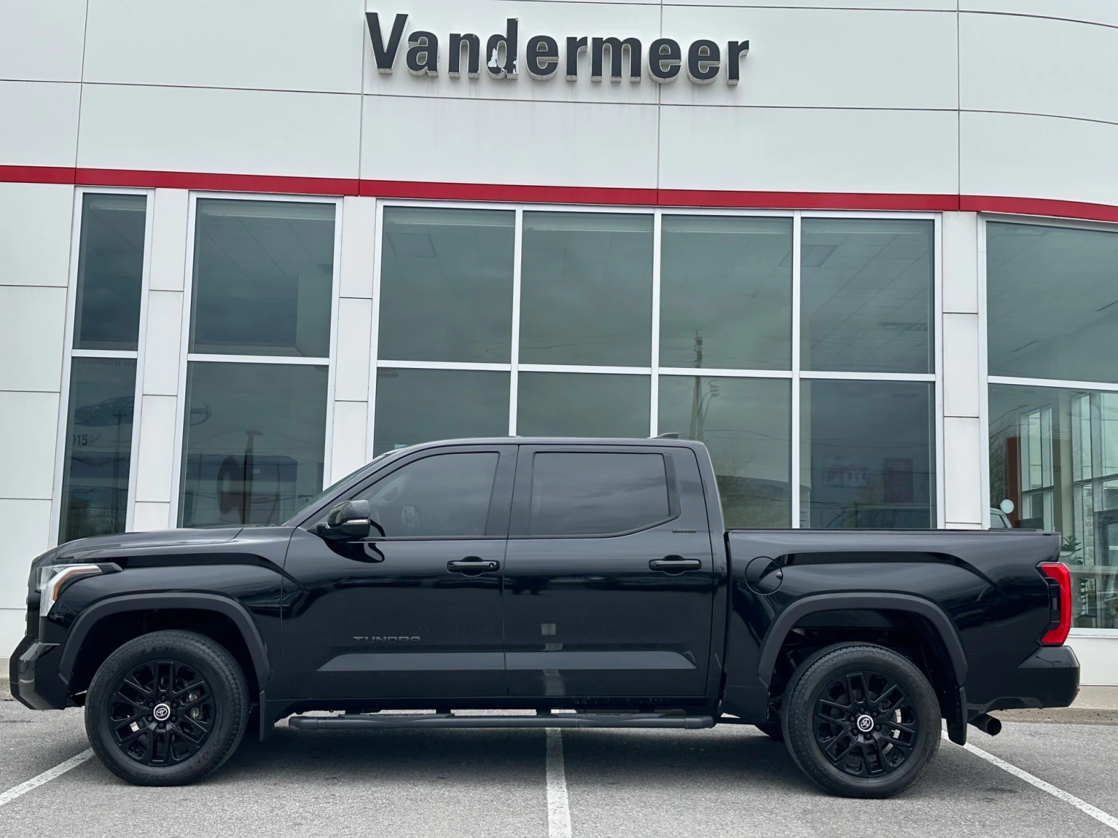 Toyota Tundra CREWMAX | LIMITED | DISTR | PANO | 14INCHSCREEN, снимка 3 - Автомобили и джипове - 54482702
