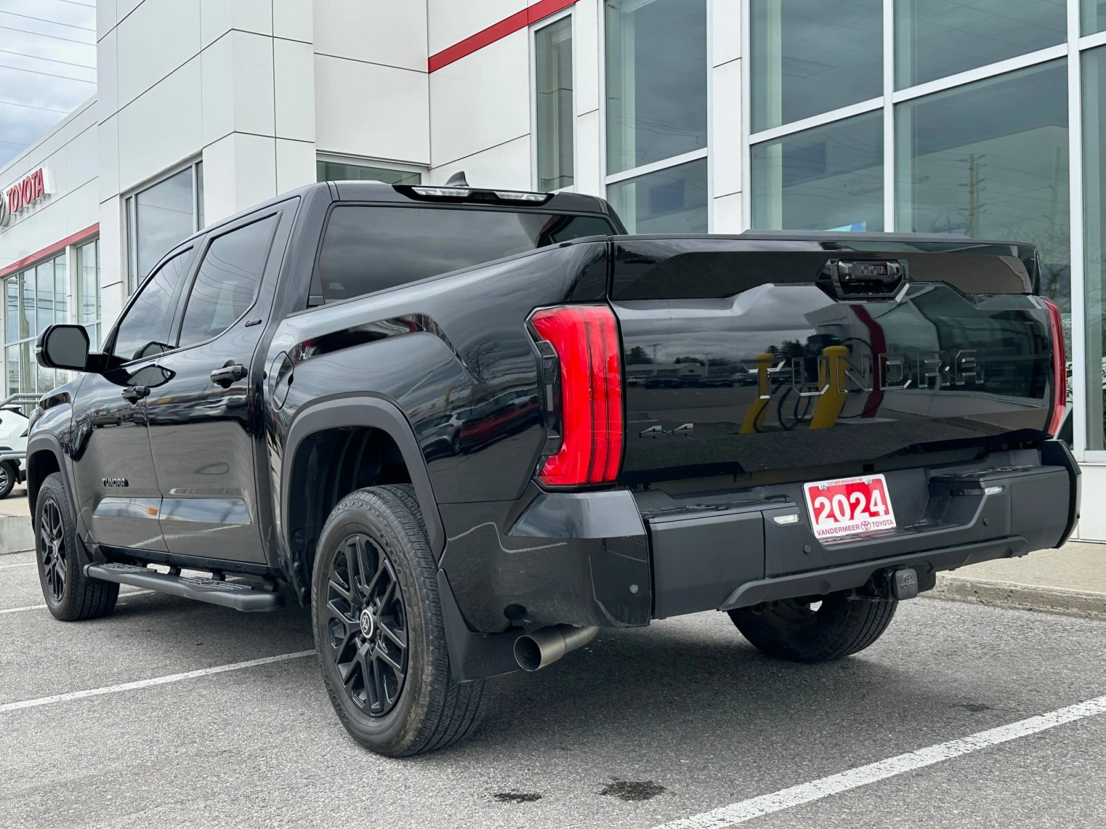 Toyota Tundra CREWMAX | LIMITED | DISTR | PANO | 14INCHSCREEN, снимка 4 - Автомобили и джипове - 54482702