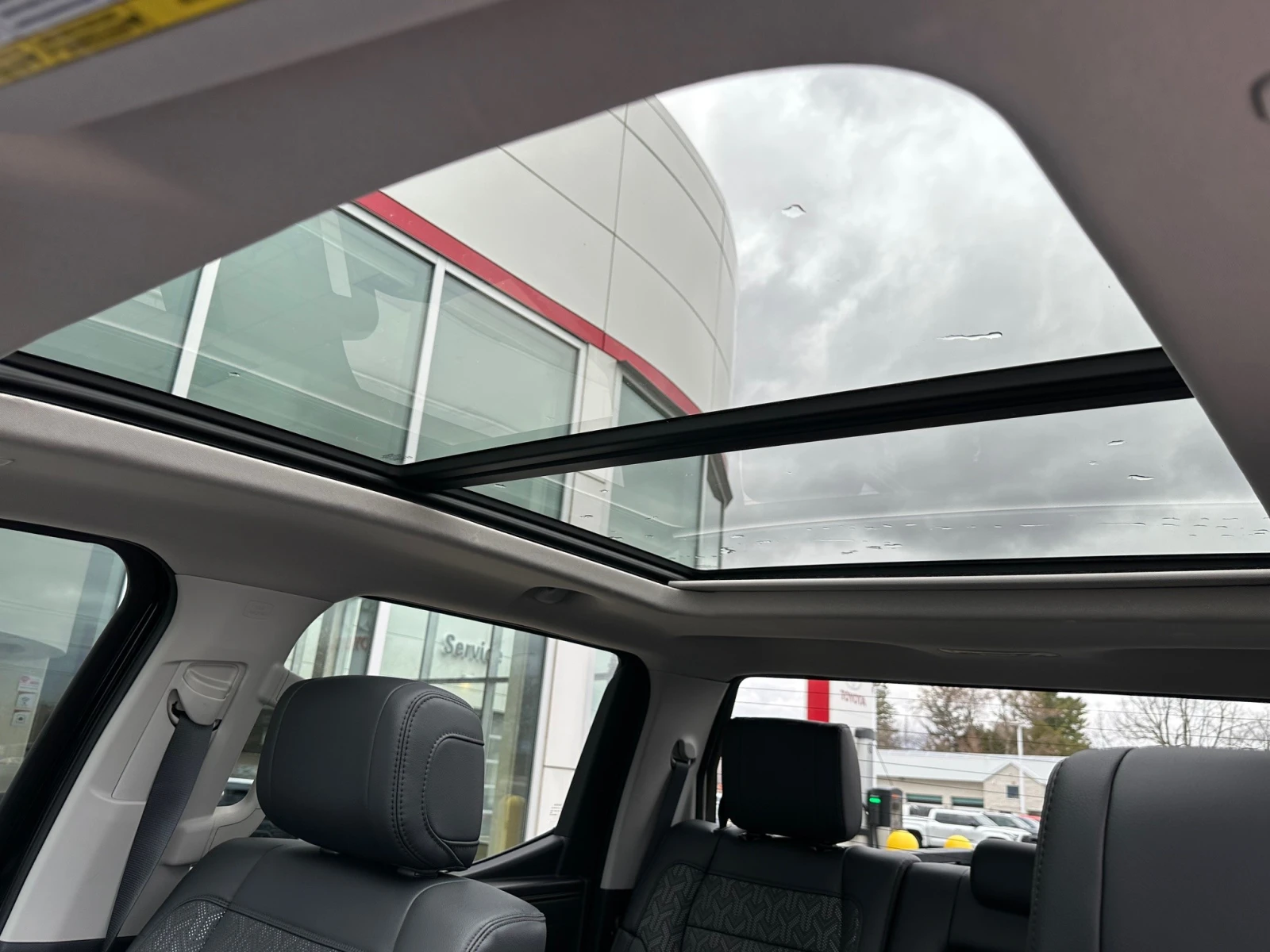 Toyota Tundra CREWMAX | LIMITED | DISTR | PANO | 14INCHSCREEN, снимка 8 - Автомобили и джипове - 54482702