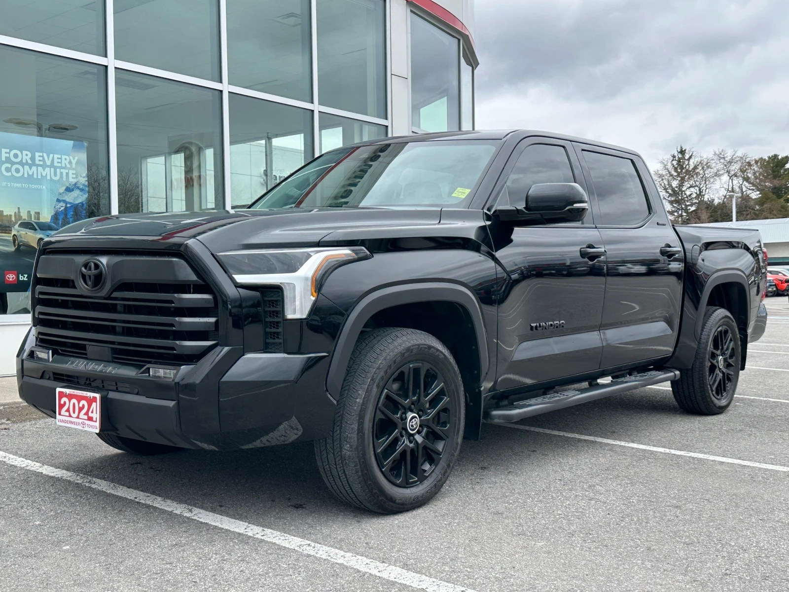 Toyota Tundra CREWMAX | LIMITED | DISTR | PANO | 14INCHSCREEN, снимка 1 - Автомобили и джипове - 54482702