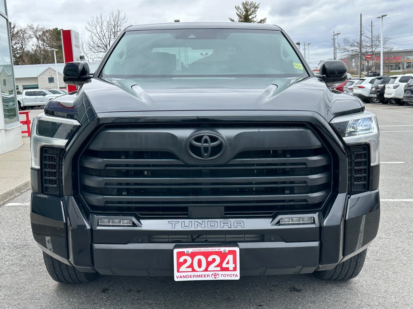 Toyota Tundra CREWMAX | LIMITED | DISTR | PANO | 14INCHSCREEN, снимка 2 - Автомобили и джипове - 54482702