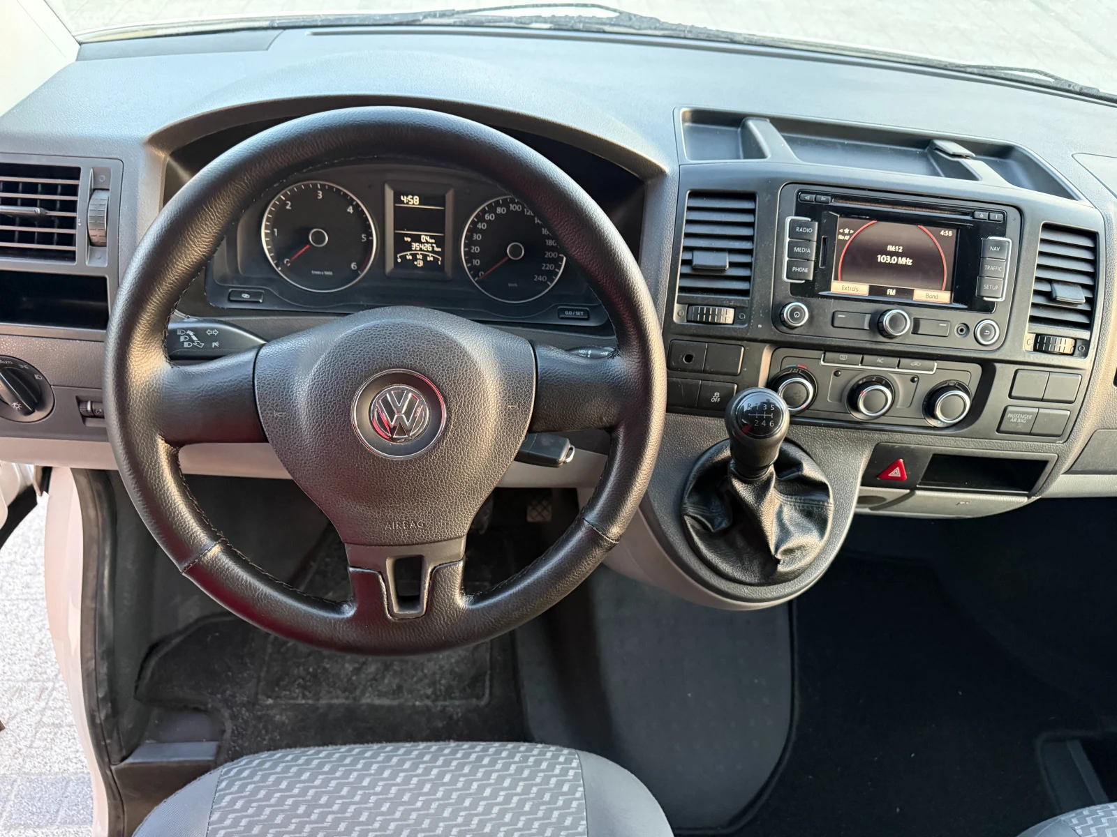 VW Transporter 2.0TDI 140к.с. Товаропътнически 5-местен Клима , снимка 13 - Бусове и автобуси - 53724350
