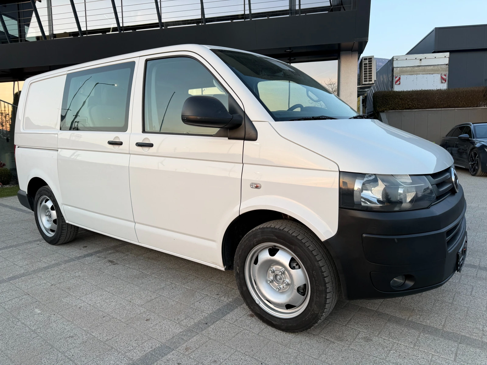 VW Transporter 2.0TDI 140к.с. Товаропътнически 5-местен Клима , снимка 2 - Бусове и автобуси - 53724350