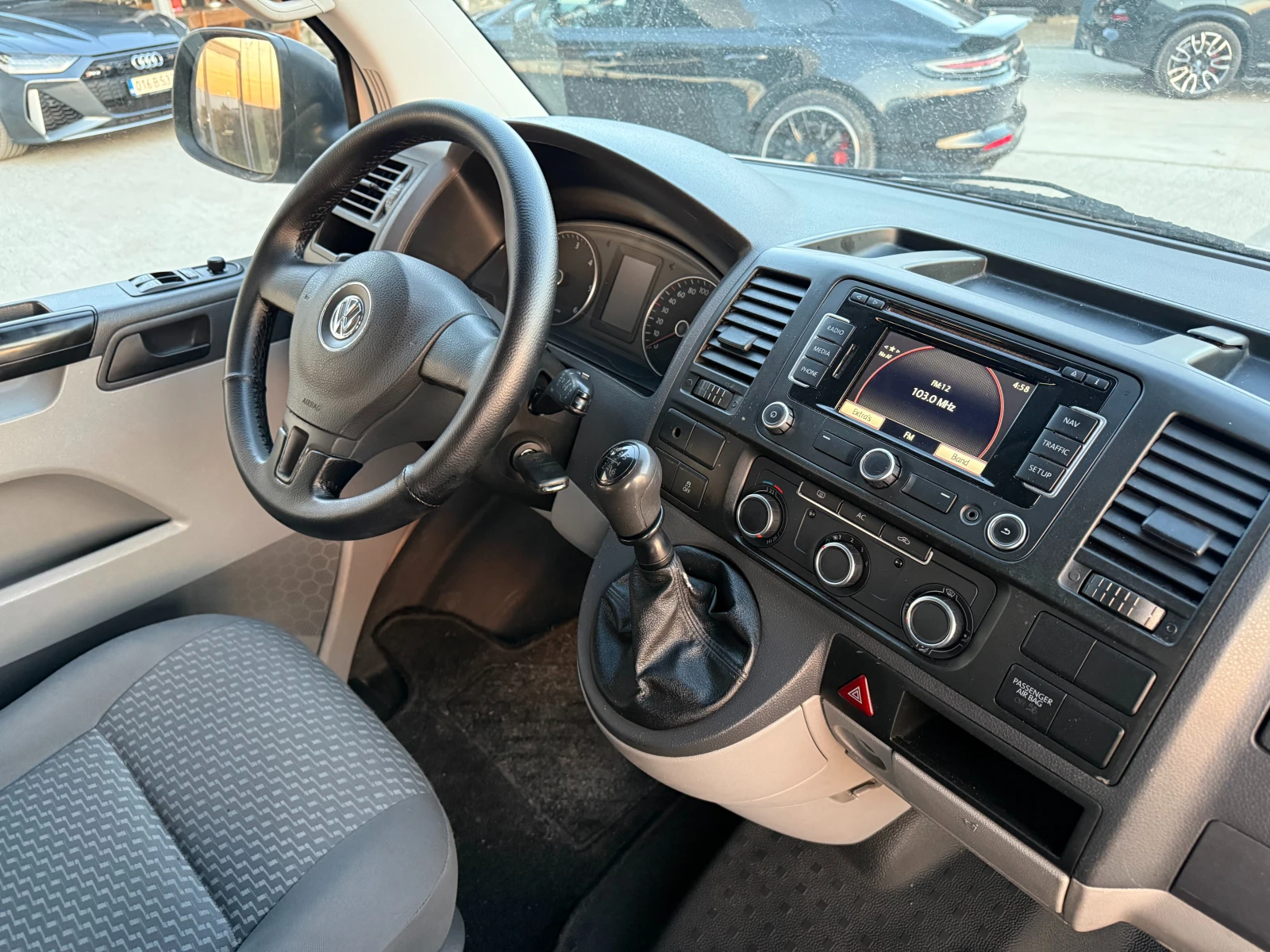 VW Transporter 2.0TDI 140к.с. Товаропътнически 5-местен Клима , снимка 11 - Бусове и автобуси - 53724350