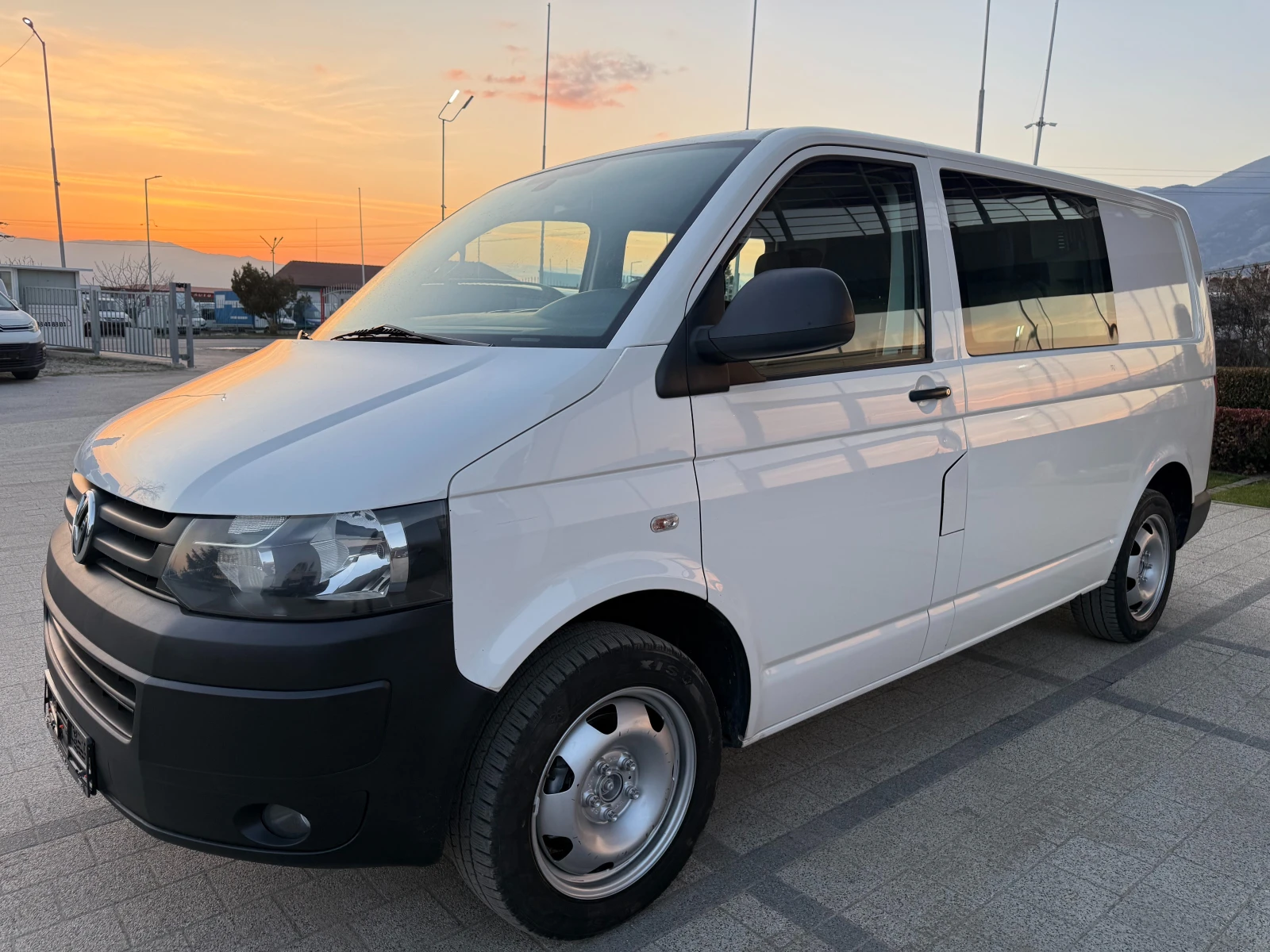 VW Transporter 2.0TDI 140к.с. Товаропътнически 5-местен Клима , снимка 3 - Бусове и автобуси - 53724350