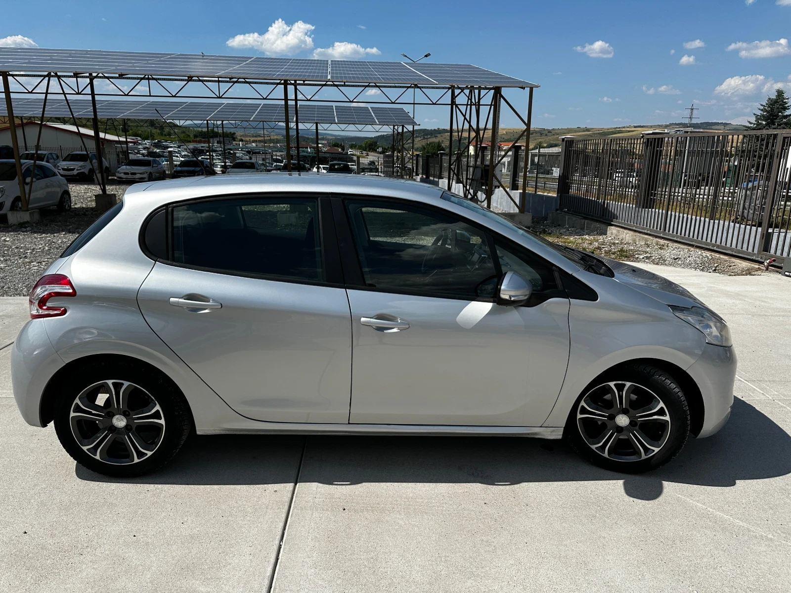 Peugeot 208  - изображение 9