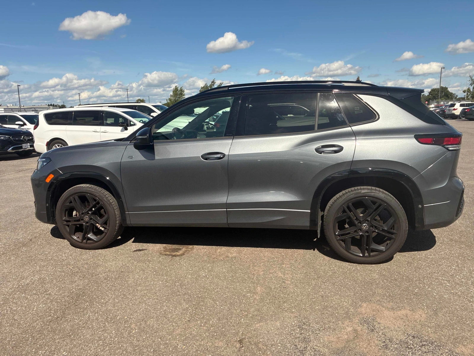 VW Tiguan * Comfortline R Line Black Edition* АВТОКРЕДИТ * , снимка 2 - Автомобили и джипове - 56030873