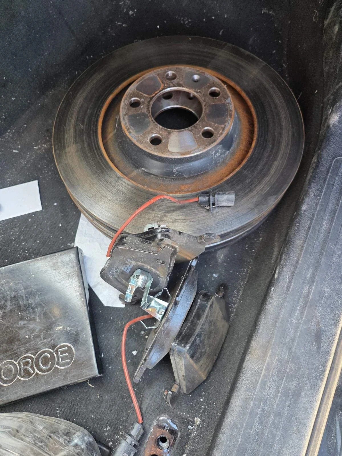 нови дискове от ауди а6 4F предни с накладки TRW  