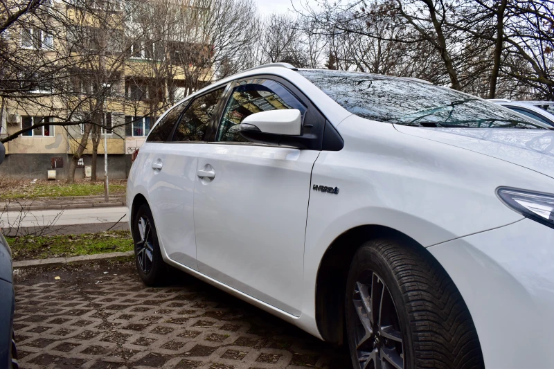 Toyota Auris Hybrid 1.8 - НОВА БАТЕРИЯ!!, снимка 5 - Автомобили и джипове - 49550585