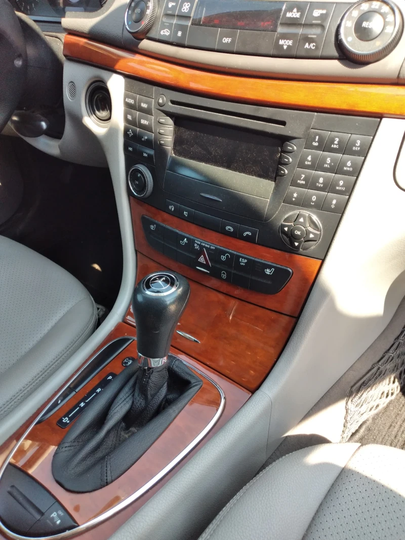 Mercedes-Benz E 200, снимка 11 - Автомобили и джипове - 49777015