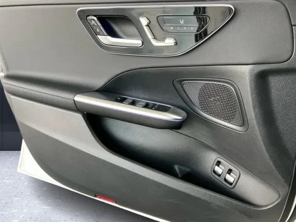 Mercedes-Benz C 400 e 4Matic = AMG Line = Advanced Plus Гаранция, снимка 5 - Автомобили и джипове - 52948805