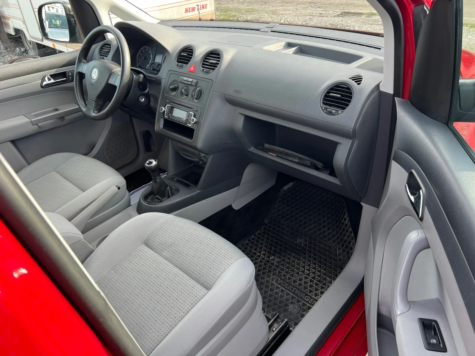 VW Caddy 1.4i Инвалидна рампа// активно окачване отзад, снимка 10 - Автомобили и джипове - 54116020