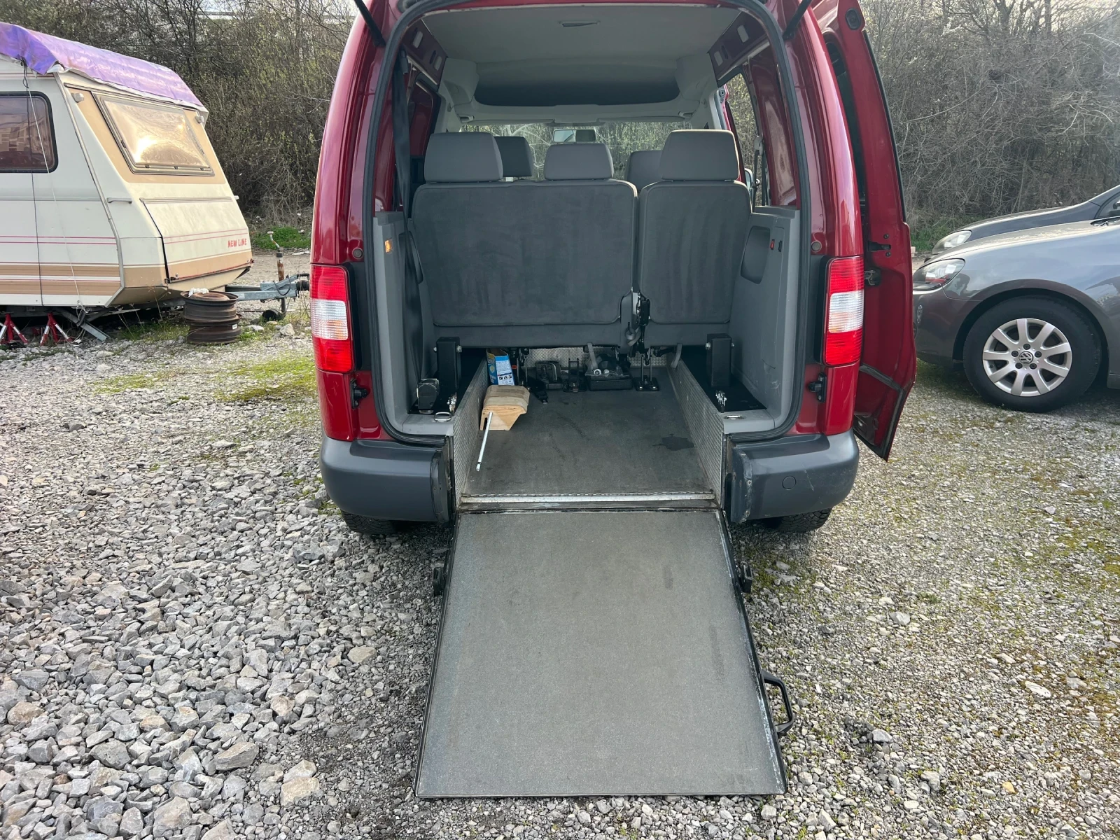 VW Caddy 1.4i Инвалидна рампа// активно окачване отзад, снимка 14 - Автомобили и джипове - 54116020