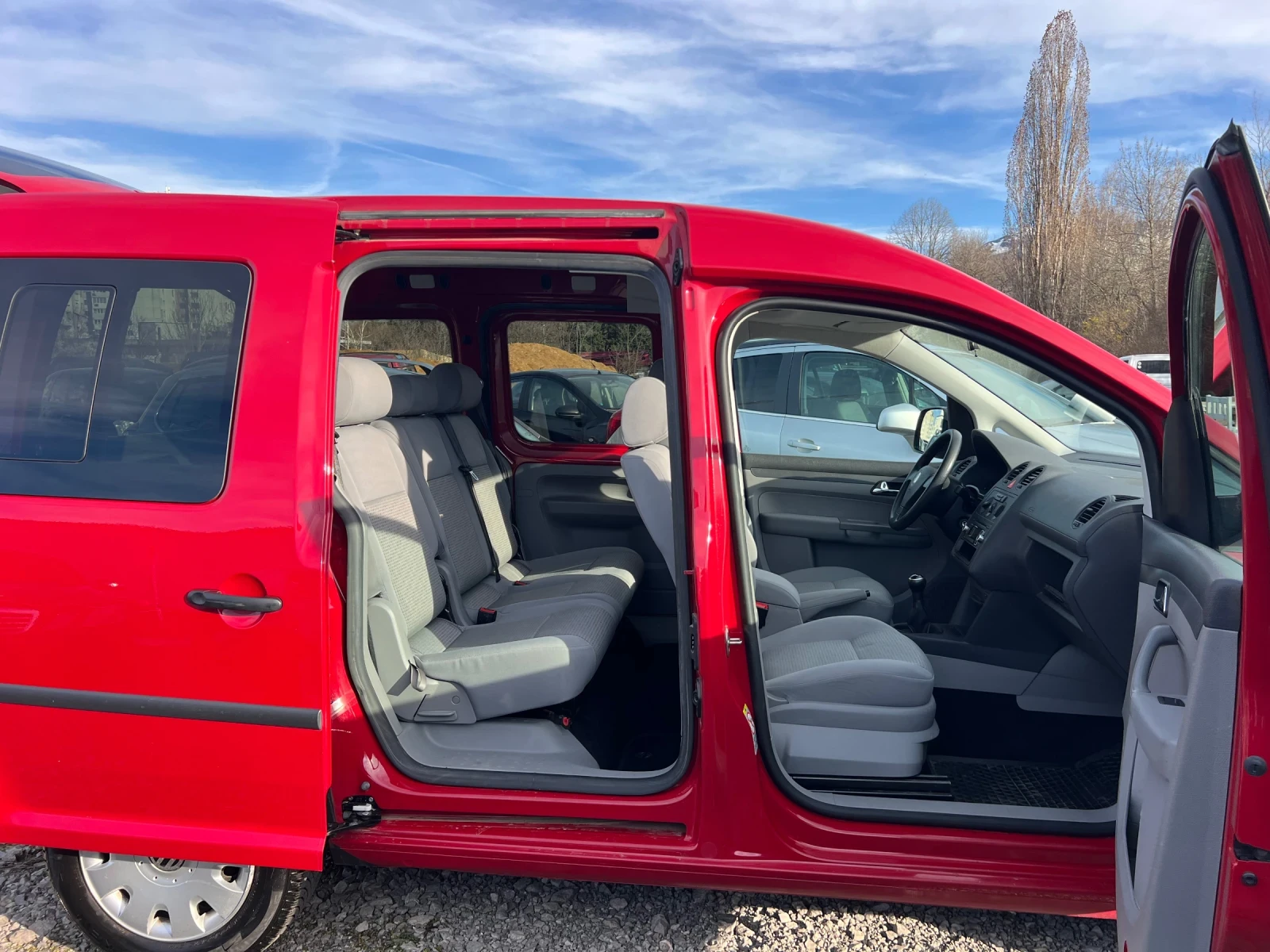 VW Caddy 1.4i Инвалидна рампа// активно окачване отзад, снимка 13 - Автомобили и джипове - 54116020