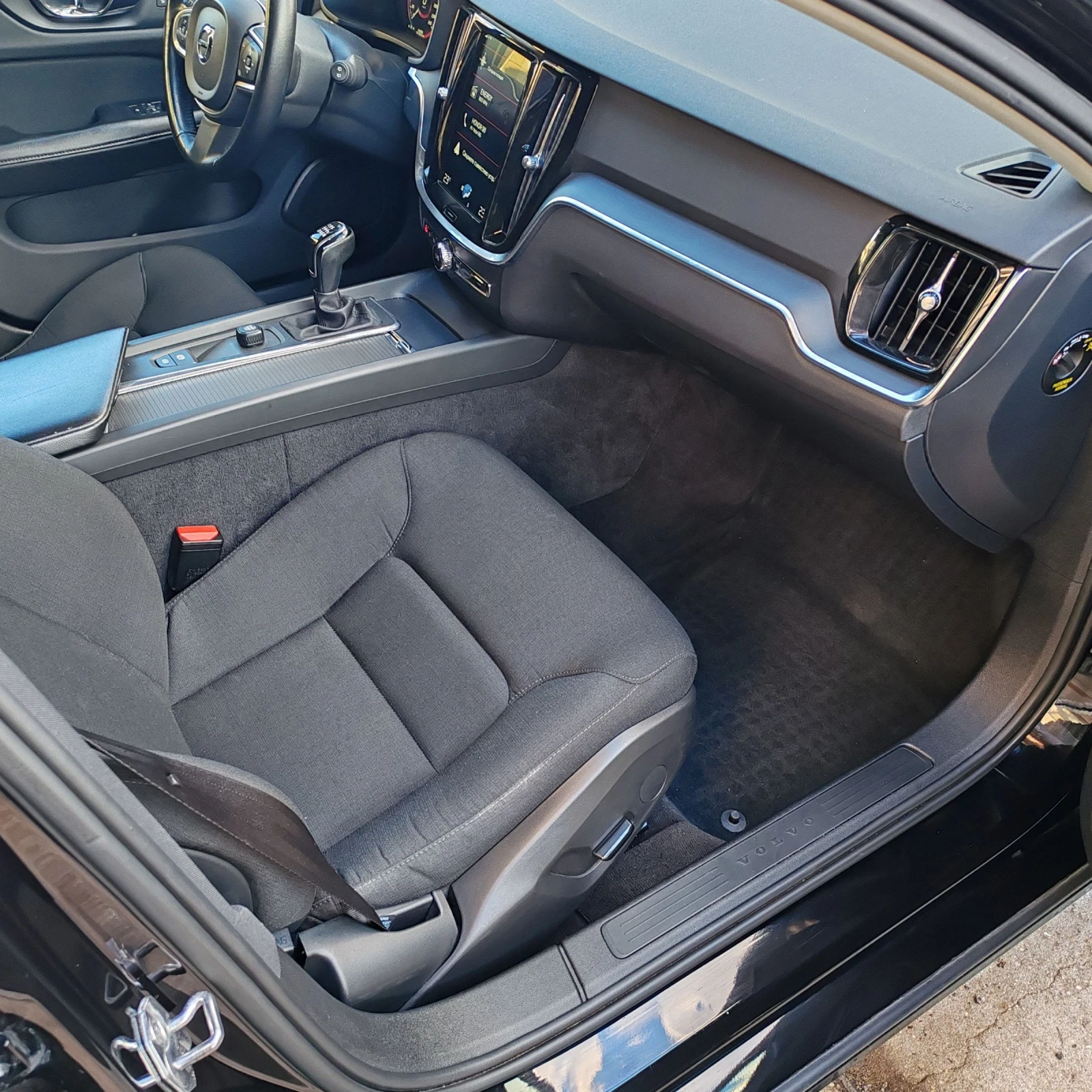 Volvo V60 2.0 D3, снимка 8 - Автомобили и джипове - 54140302