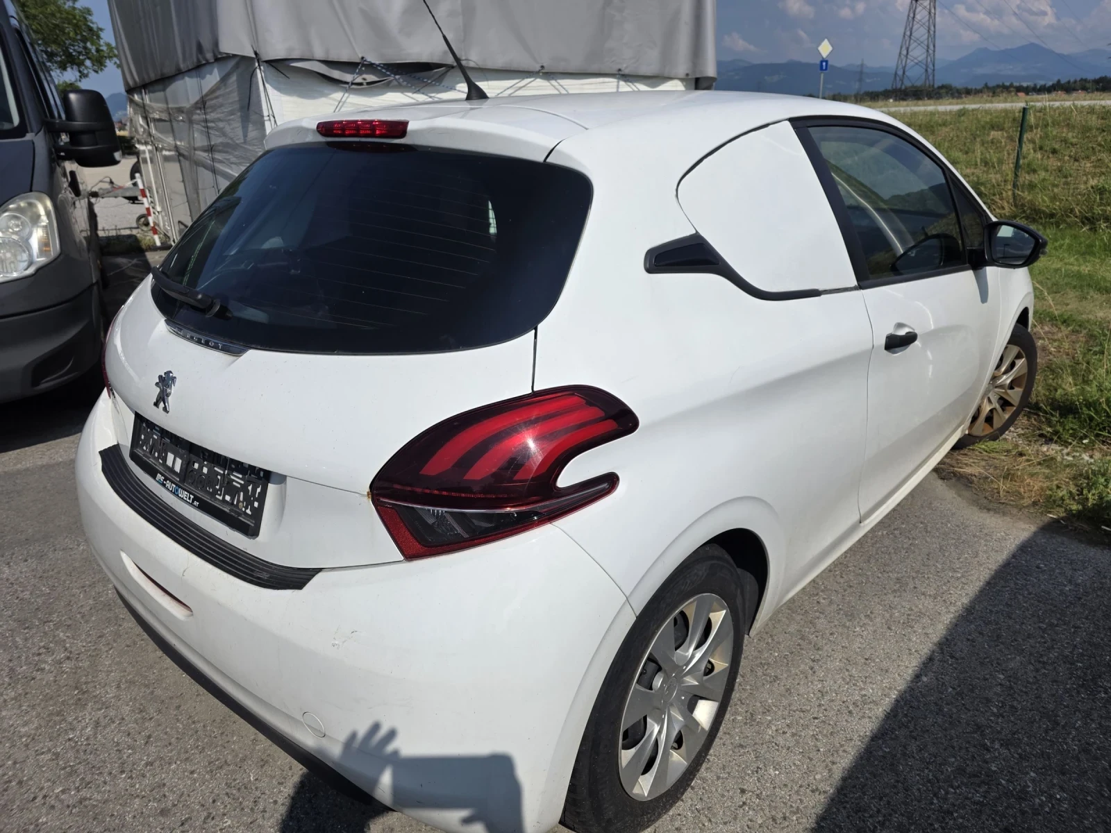 Peugeot 208 Товарна, снимка 3 - Автомобили и джипове - 55130434