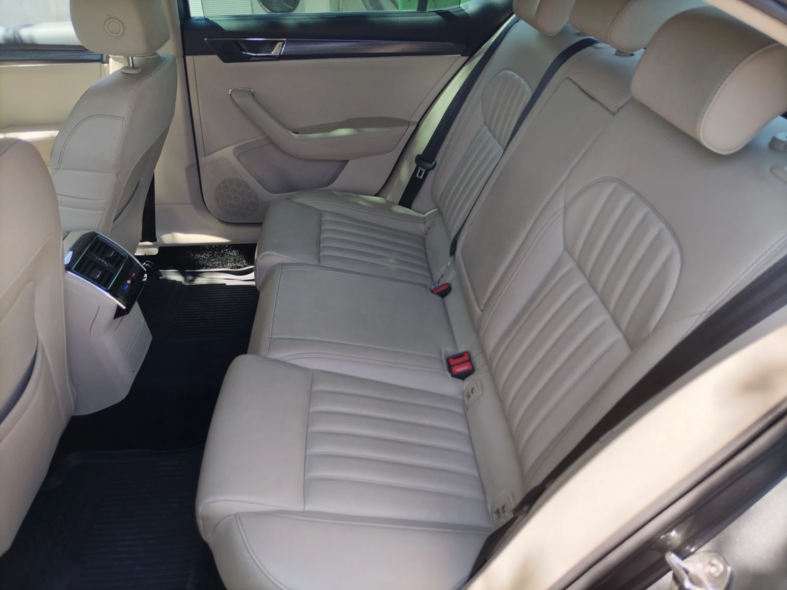 Skoda Superb 1.5TSI/150к.с., снимка 16 - Автомобили и джипове - 55575046