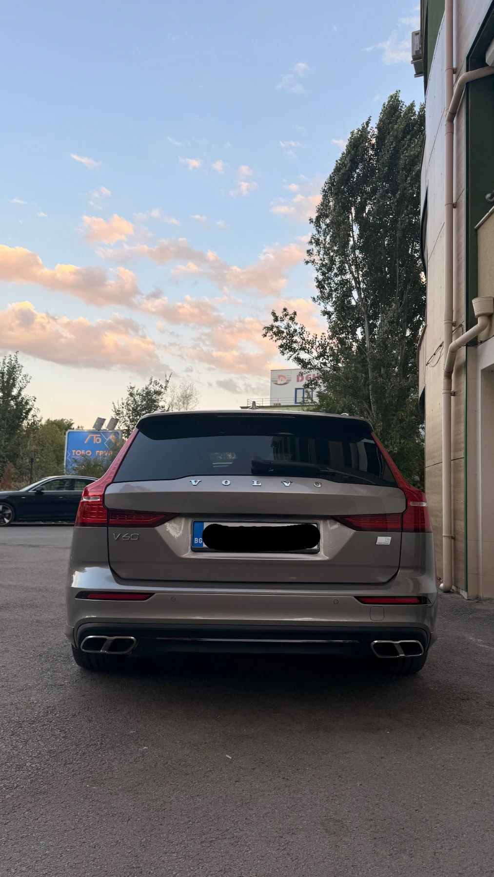 Volvo V60 R-design T6 + Styling Pack, снимка 2 - Автомобили и джипове - 55693094
