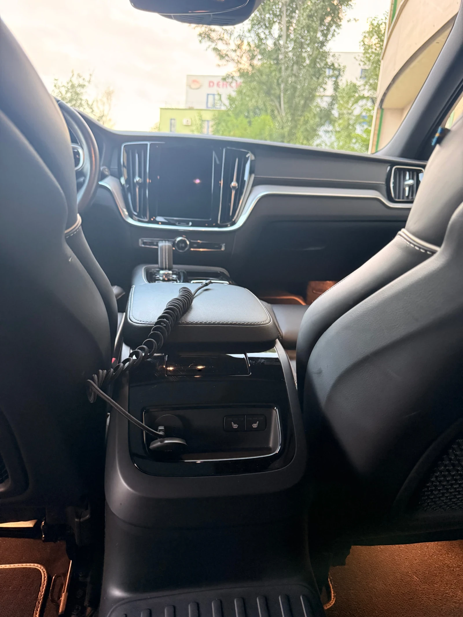 Volvo V60 R-design T6 + Styling Pack, снимка 11 - Автомобили и джипове - 55693094