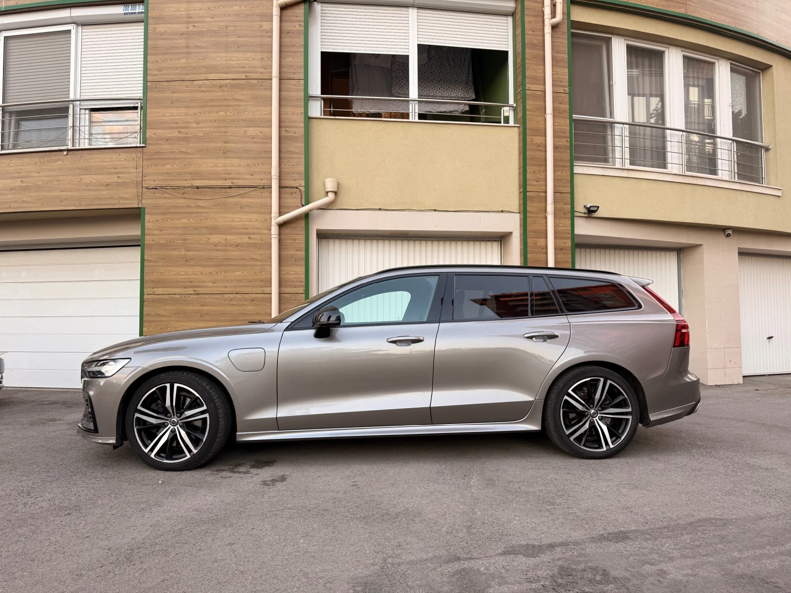 Volvo V60 R-design T6 + Styling Pack, снимка 3 - Автомобили и джипове - 55693094