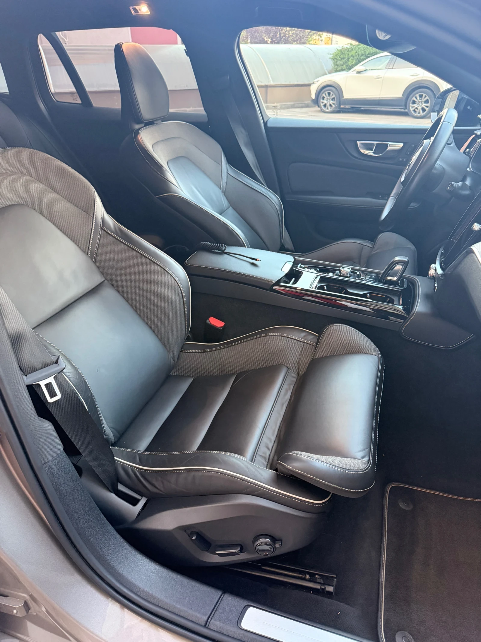 Volvo V60 R-design T6 + Styling Pack, снимка 15 - Автомобили и джипове - 55693094