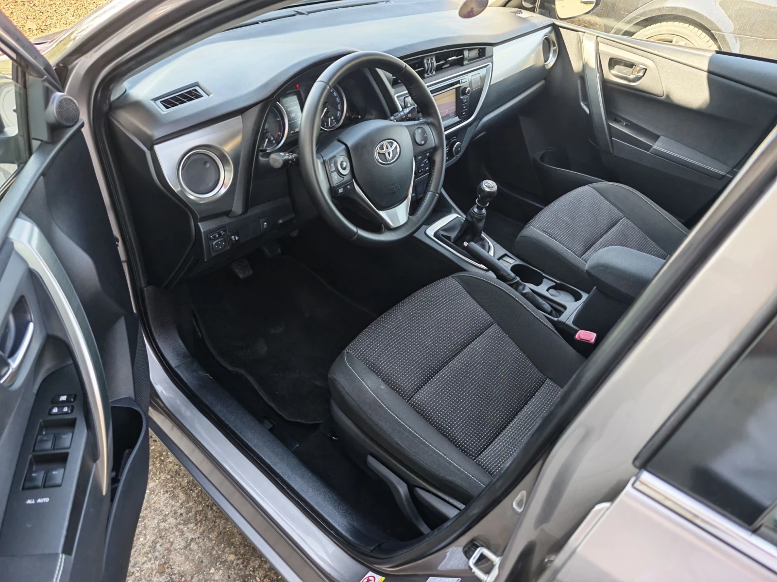 Toyota Auris 2.0 D4D 125k. Топ!!!, снимка 8 - Автомобили и джипове - 56157997