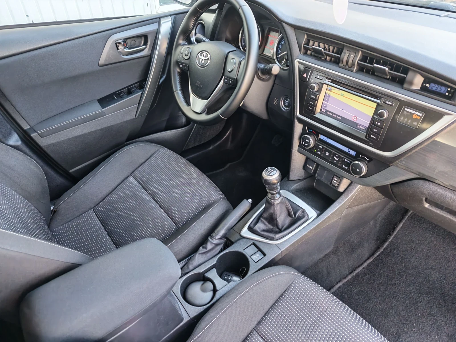 Toyota Auris 2.0 D4D 125k. Топ!!!, снимка 11 - Автомобили и джипове - 56157997