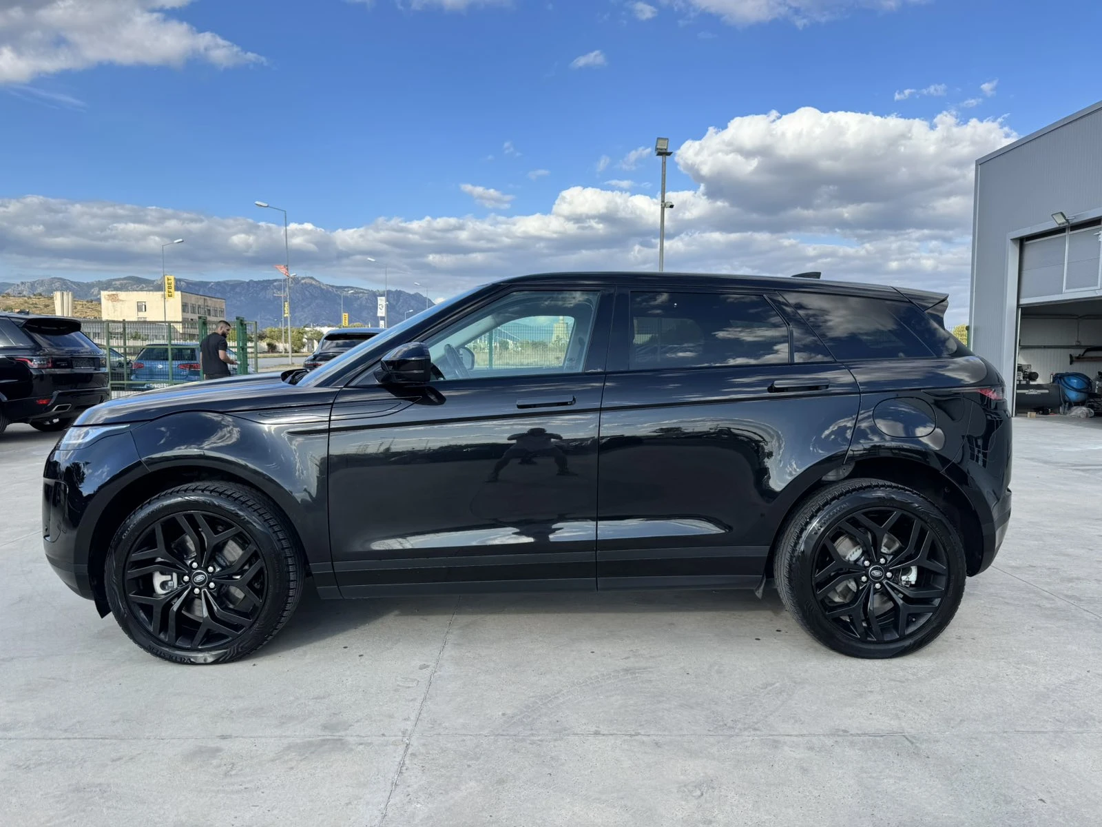 Land Rover Range Rover Evoque 309ps* 79хл.км* HYBRID* ПАНО* КАМЕРА* ОБДУХВАНЕ*  - изображение 2